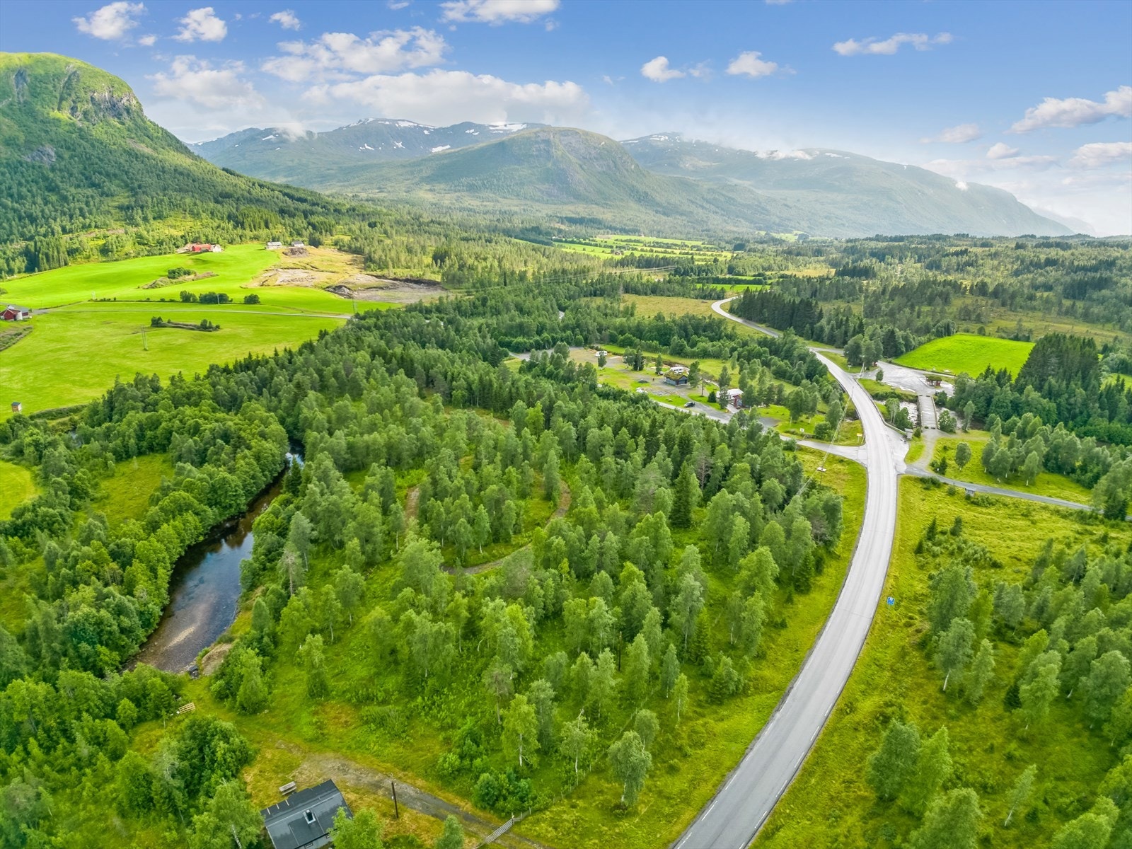 Eigedomen ligg like aust for Horndøla Bru, og er eit flott utgangspunkt for dagsturar til mellom anna Stryn, Eid, Volda/Ørsta, Hellesylt m.m. som omfavnar eit rikt aktivitetstilbod. Galleribilde