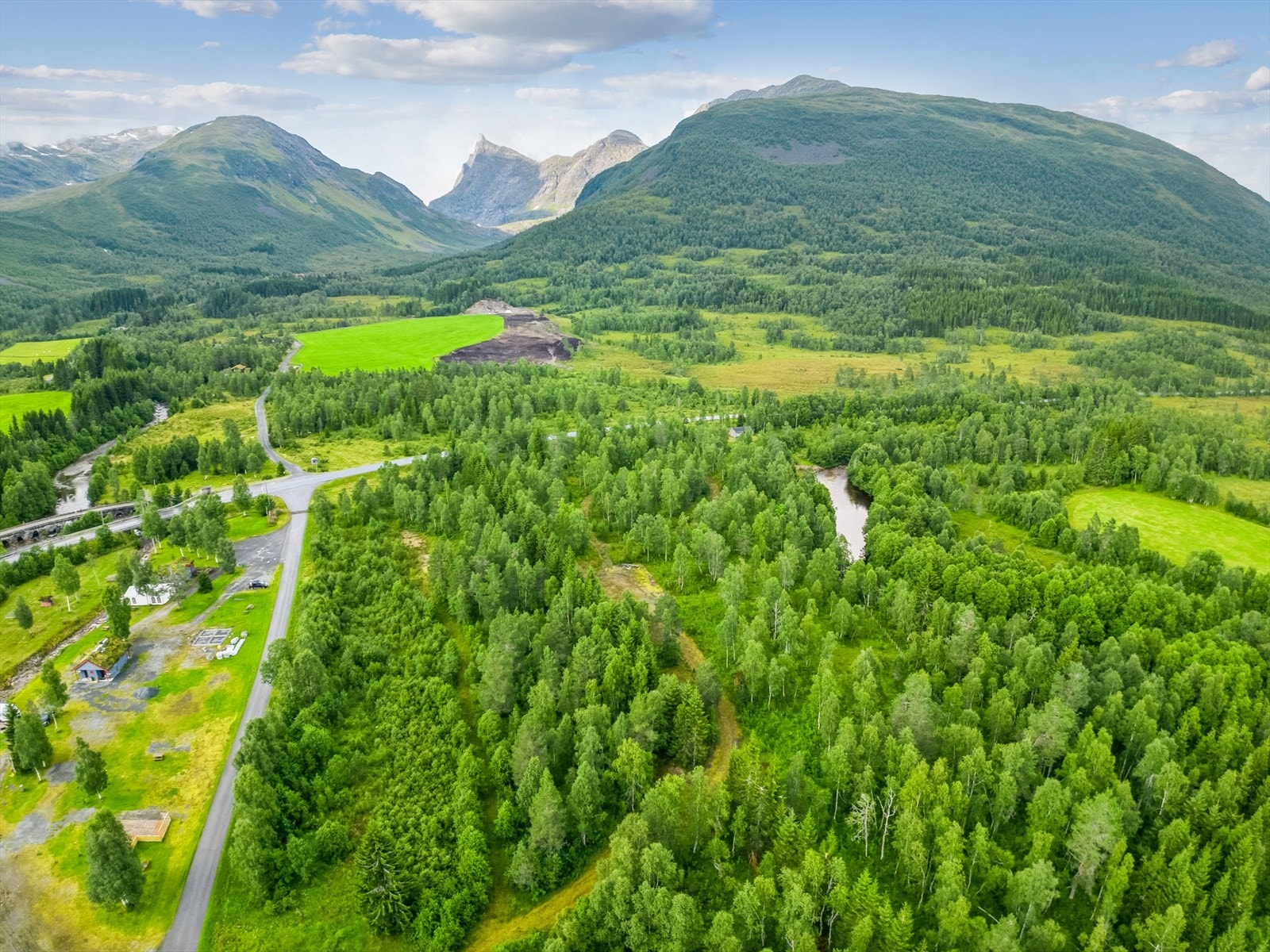 Nærområdet byr på flotte turterreng og friluftsopplevingar, både sommar og vinter, og har utsikt mot den spektakulære Honndalsrokken. Galleribilde