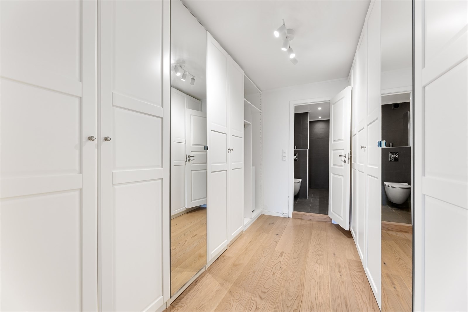 Walk-in garderobe tilhørende hovedsoverom Galleribilde