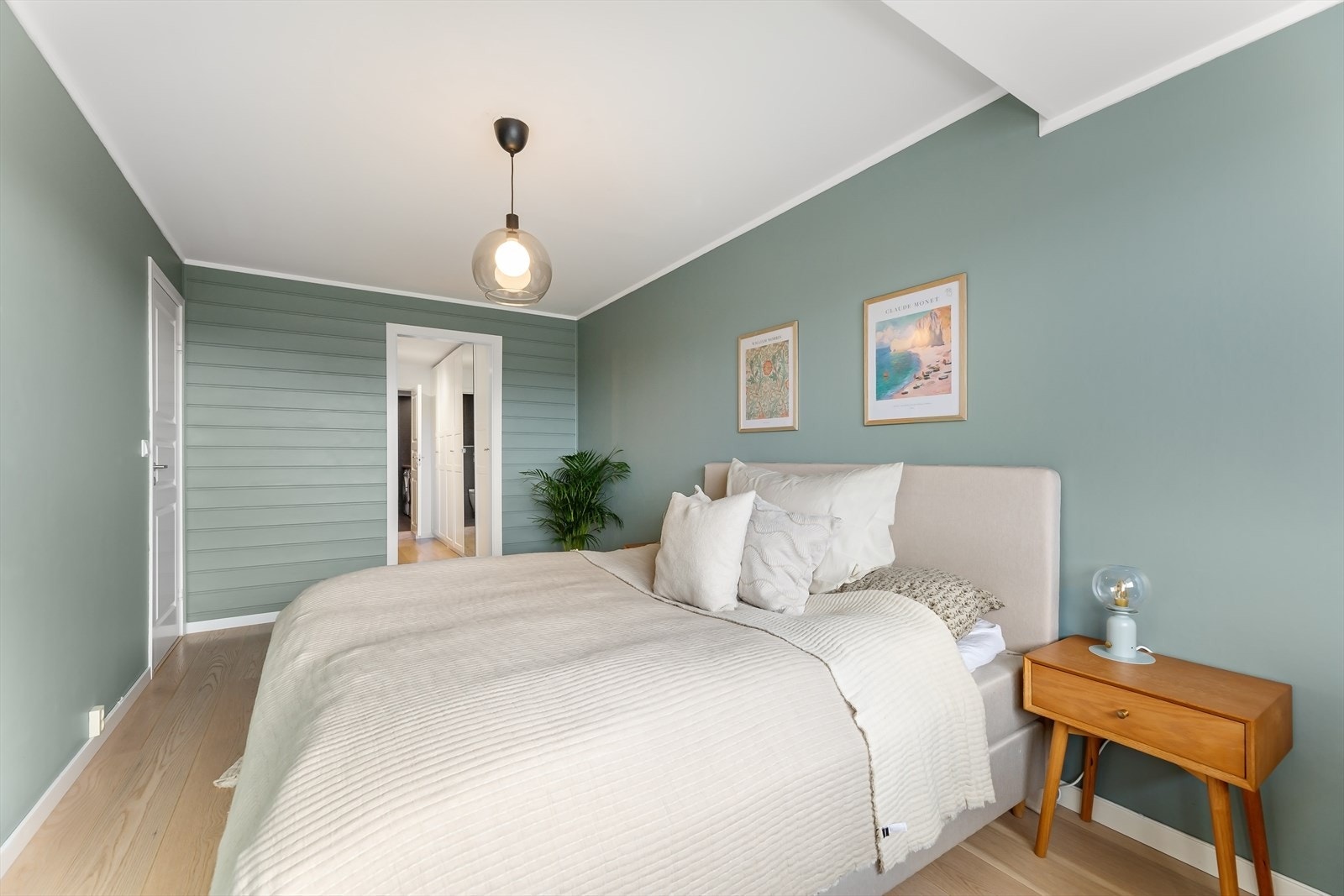 Hovedsoverom med adkomst til walk-in garderobe Galleribilde