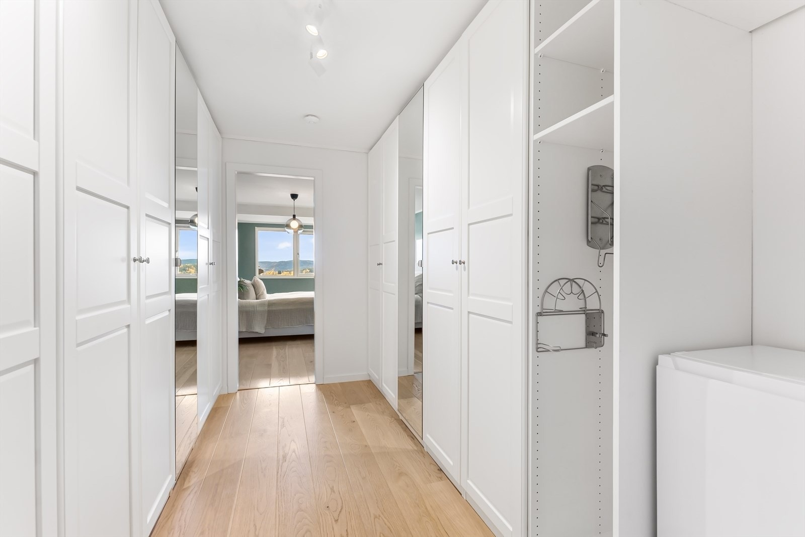 Fra walk-in garderobe mellom hovedsoverom og baderom Galleribilde