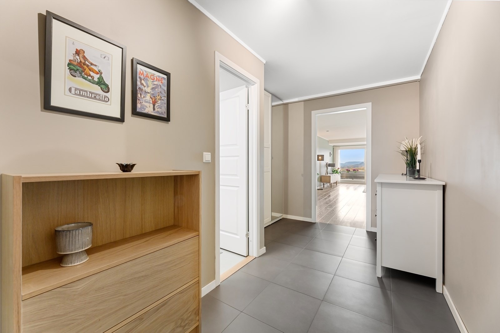 Lys og romslig entrè/hall med garderobeskap Galleribilde