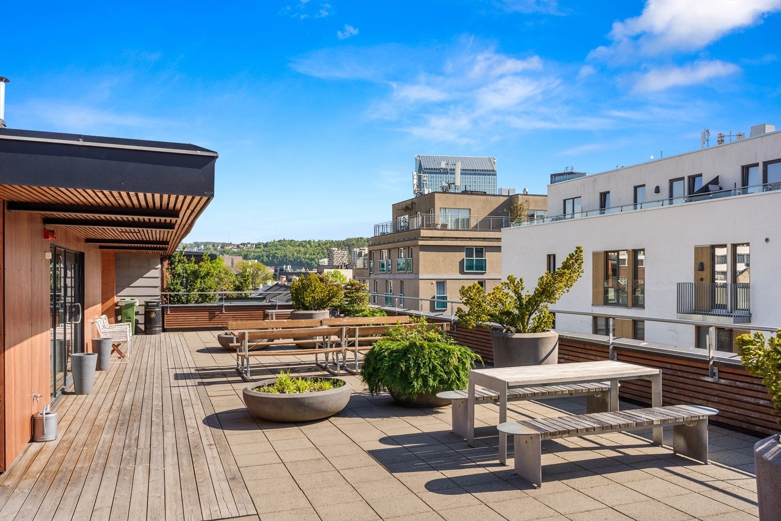 Fantastisk felles takterrasse på byens tak med sittegrupper, beplantning og kjøkken - Svært gode solforhold Galleribilde