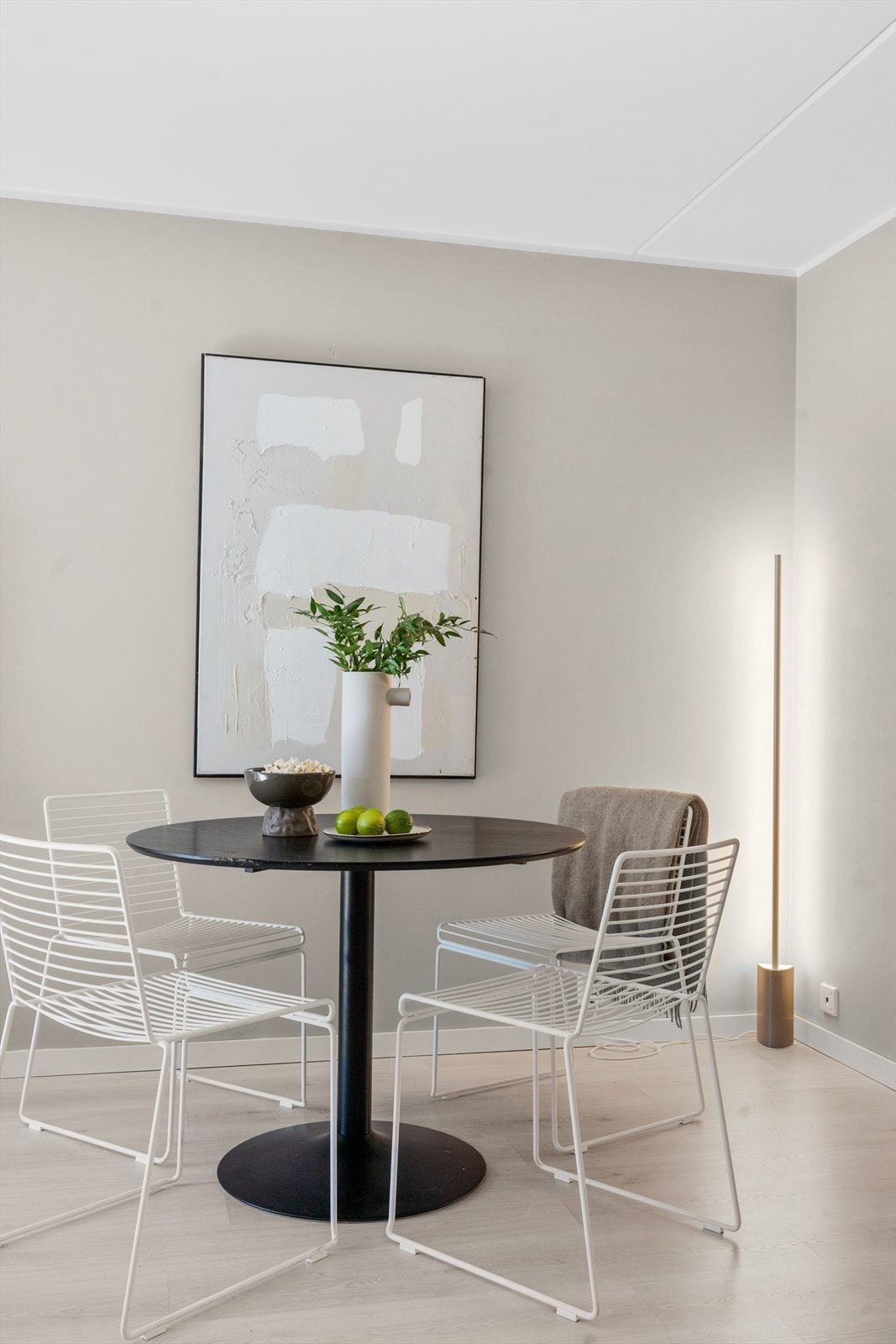 Det er god plass til stort spisebord og mange middagsgjester Galleribilde