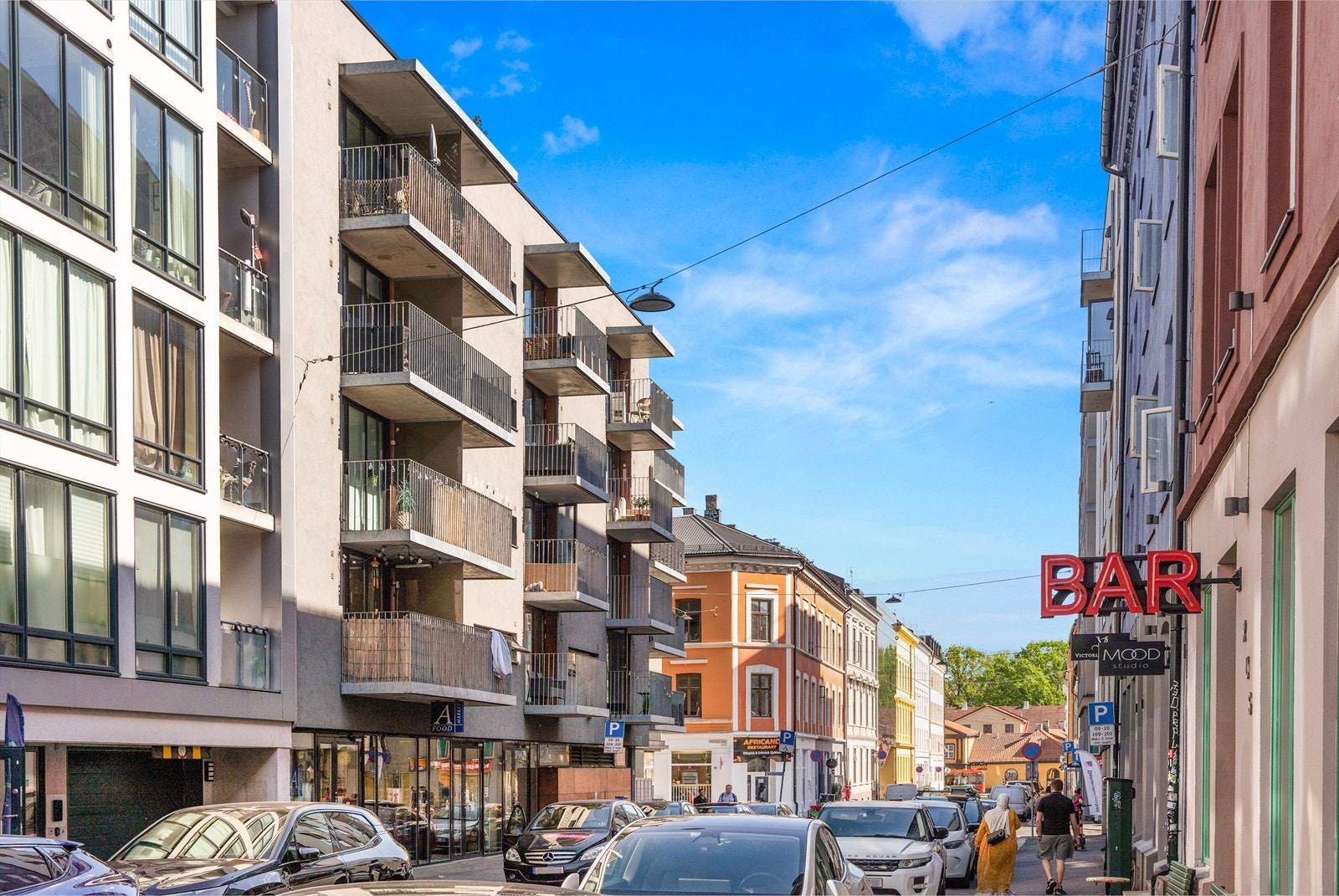 Det er kort vei til både trikk, T-bane og tog, nærmeste holdeplass er Hausmanns gate ca. 200 meter unna Galleribilde