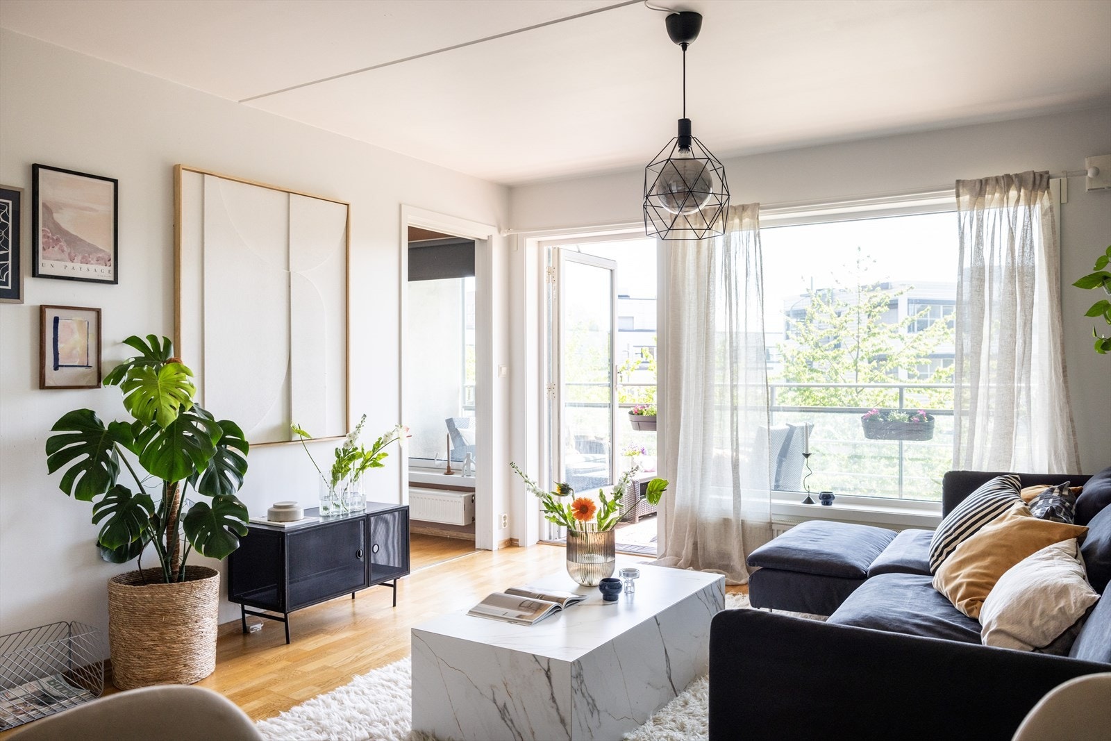 Lys og innbydende stue med store vinduer fra gulv til tak, som gir et lyst og moderne inntrykk. Galleribilde