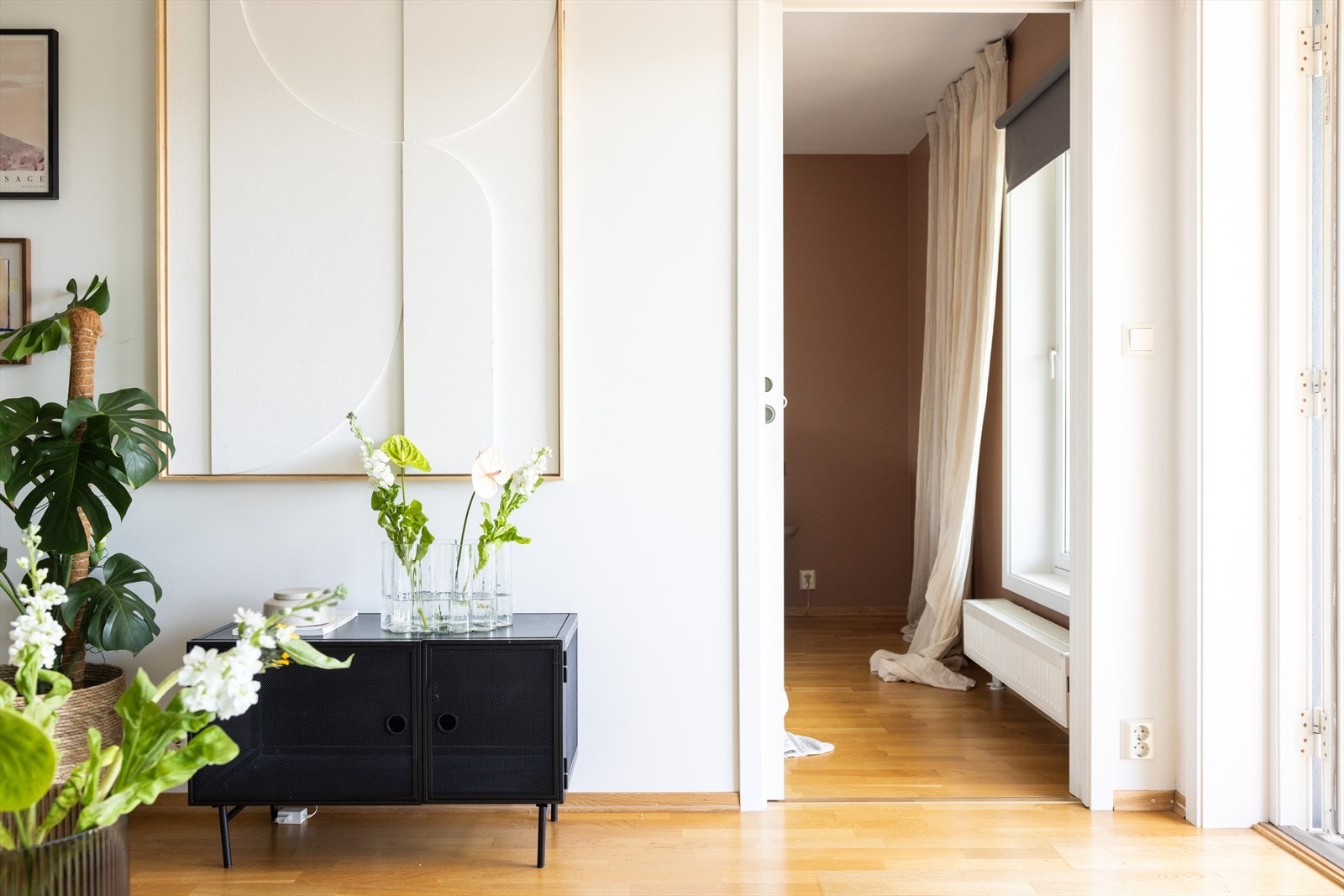 Fra stuen er det inngang til soverommet. Galleribilde