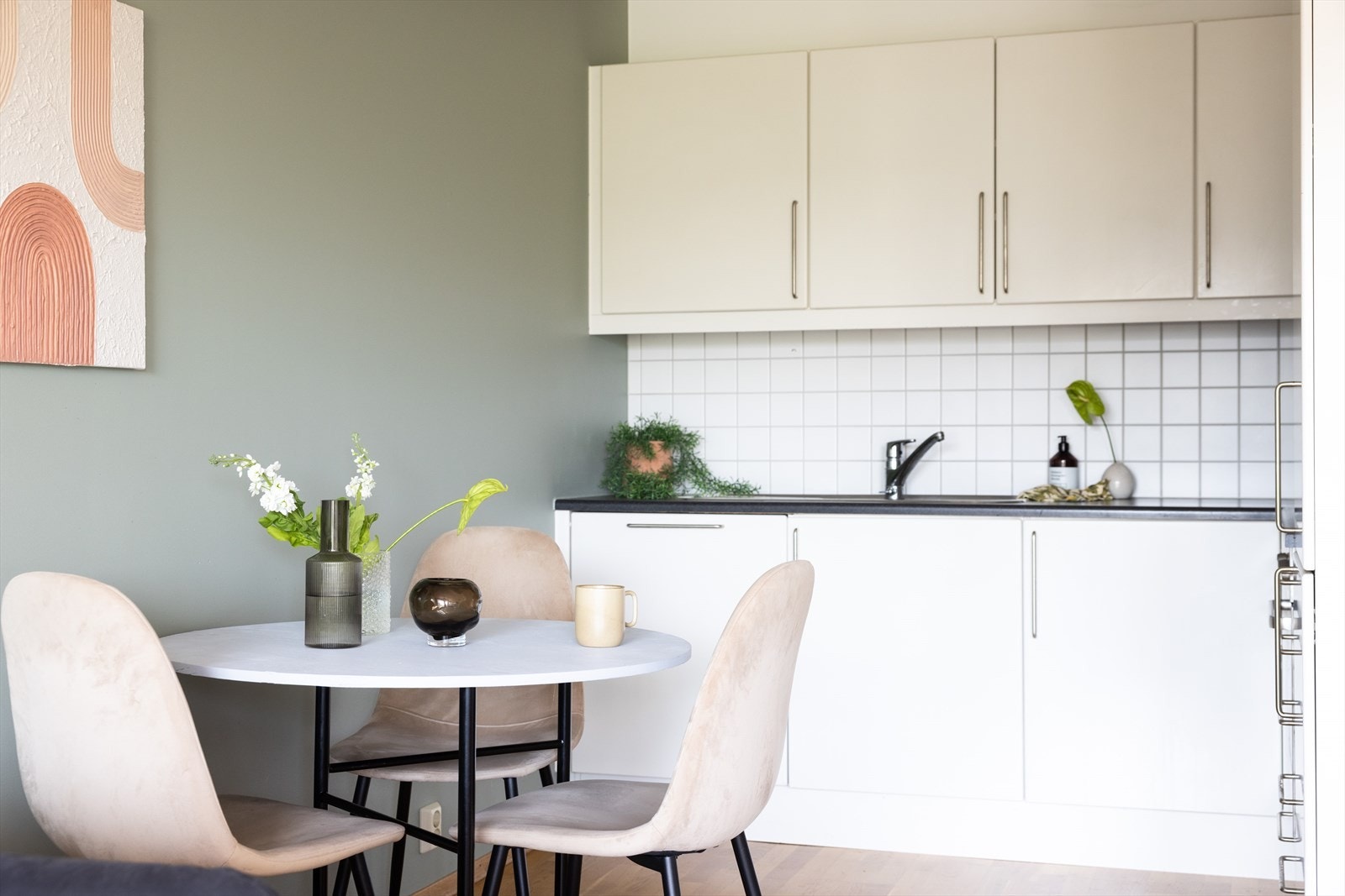 Kontrastveggen gir et fint og moderne inntrykk til kjøkkeninnredningen. Galleribilde