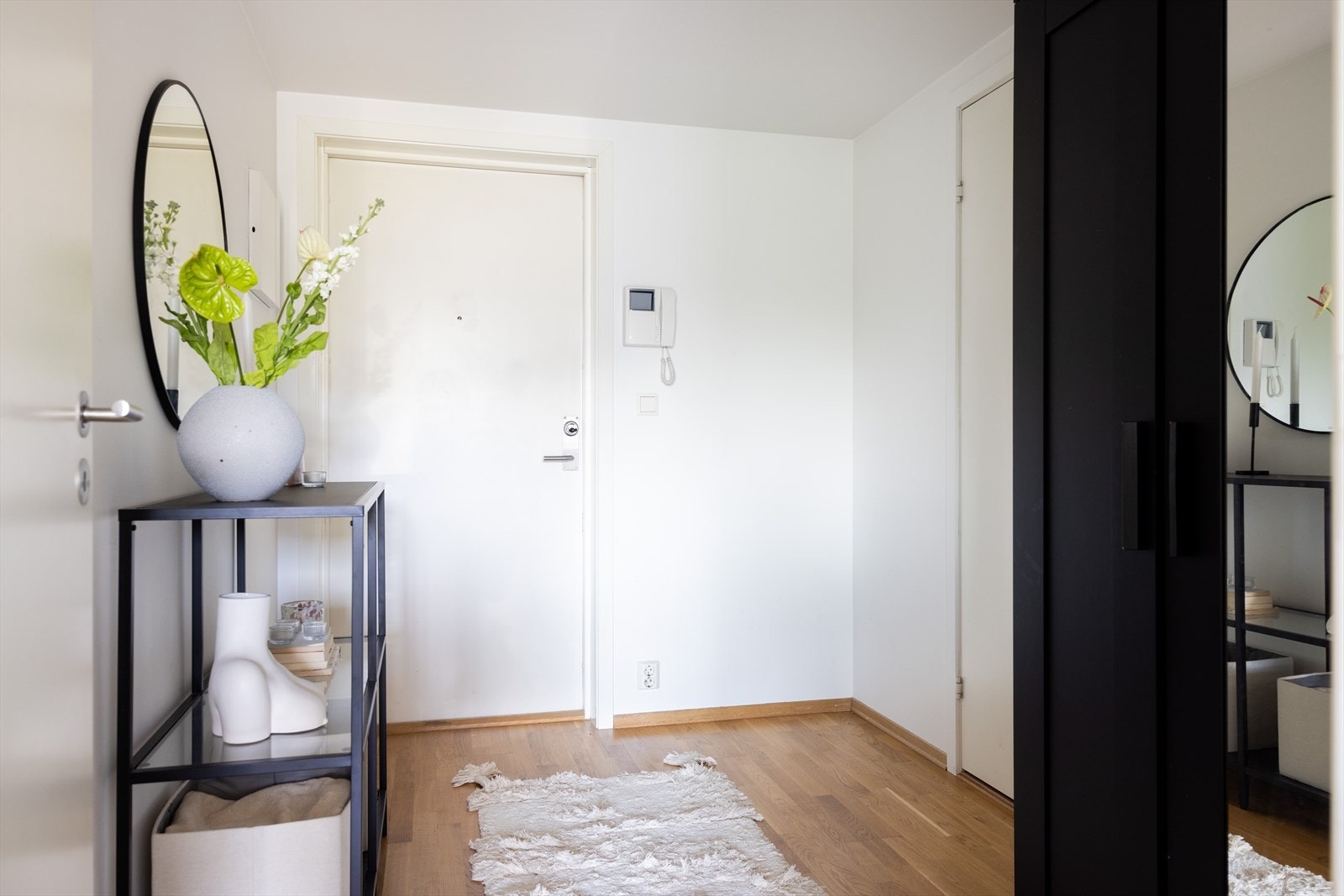 Romslig gang med plass til garderobe og skoskap/ sittebenk/ kommode etc. Ytterdør i B30 branndør med 40db lyddemping mot oppgangen. Galleribilde