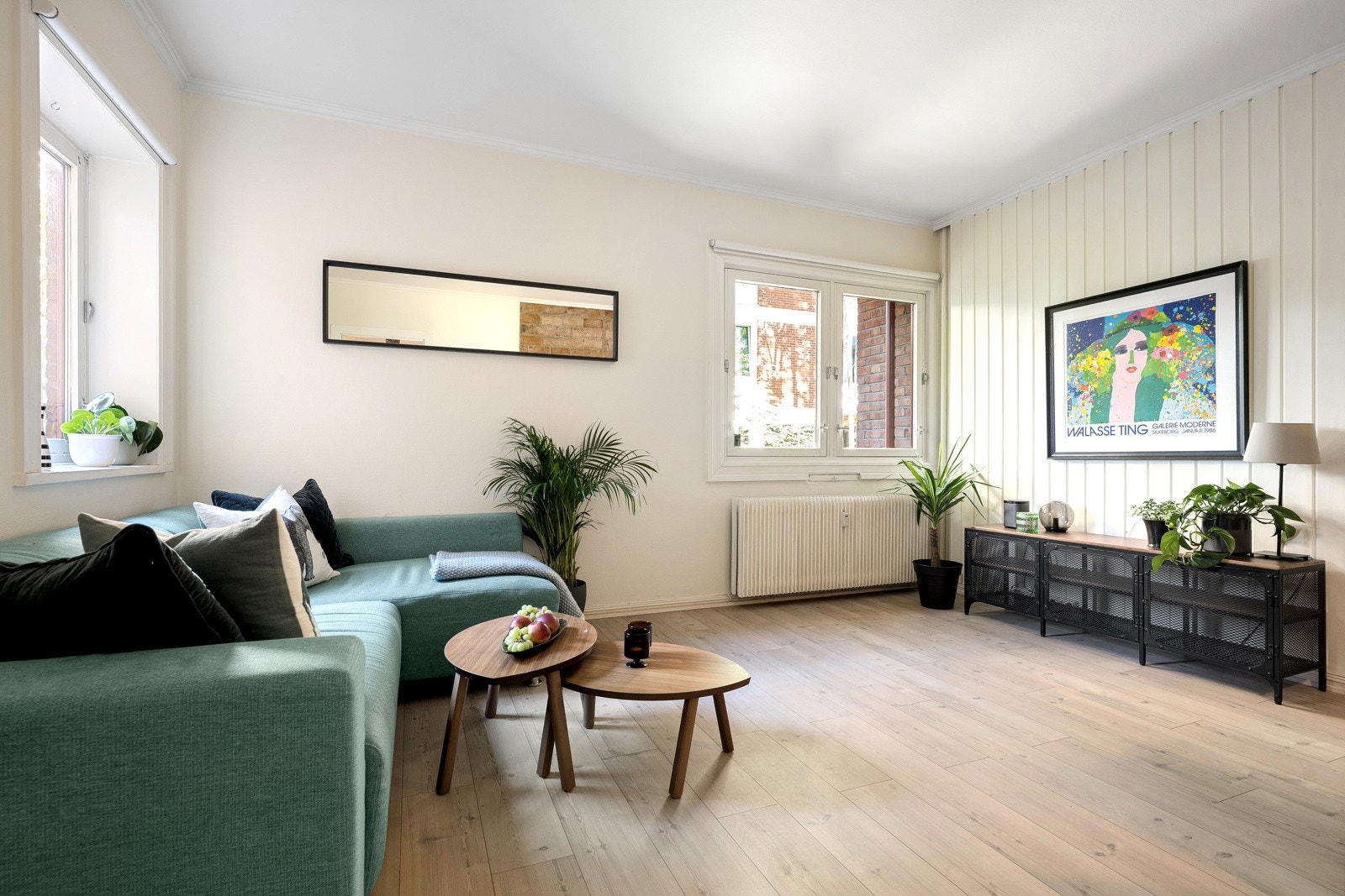 Leiligheten har en romslig stue med mye lys, luft og god atmosfære. Galleribilde