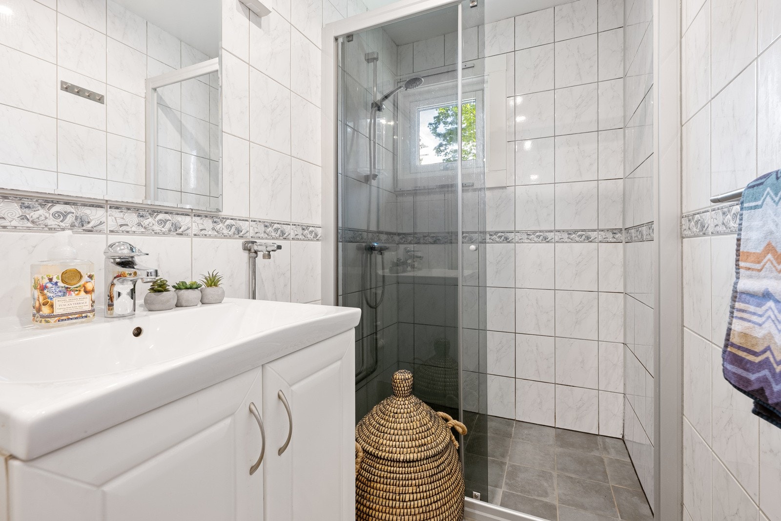 Badet er innredet med servavnt med innredning, speil, dusjhjørne og toalett. Det er opplegg for vaskemaskin. Galleribilde