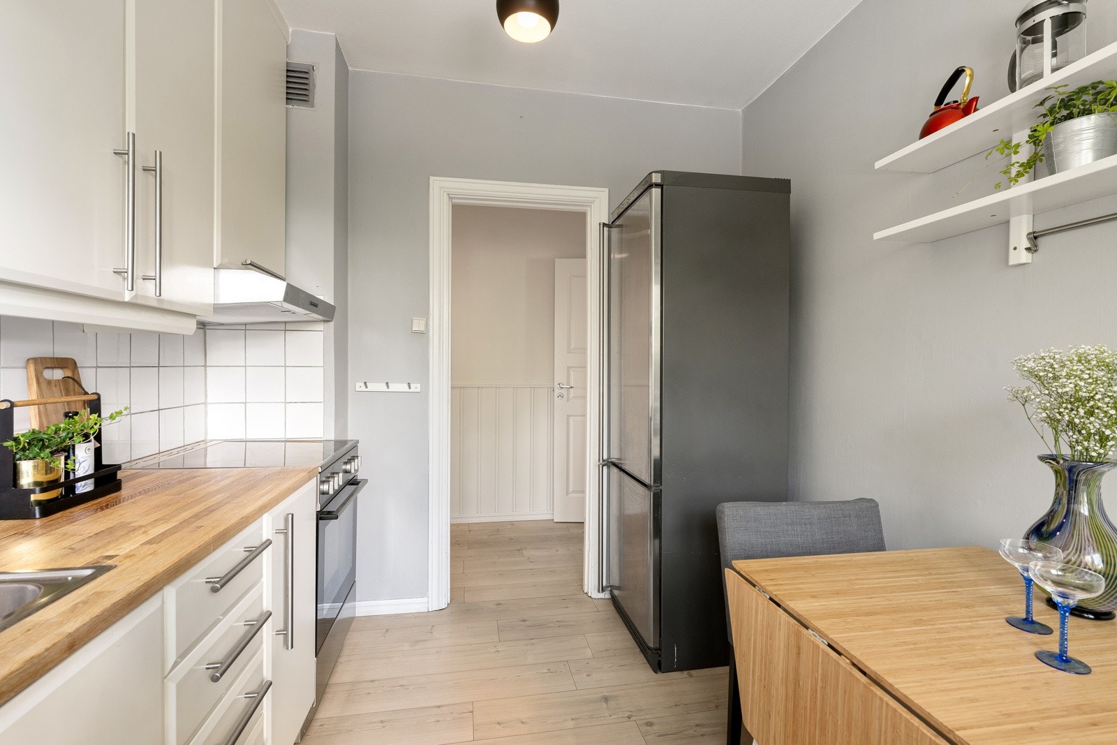 Videre er det innredet med komfyr med keramisk topp, oppvaskmaskin og kjøl/frys. Galleribilde
