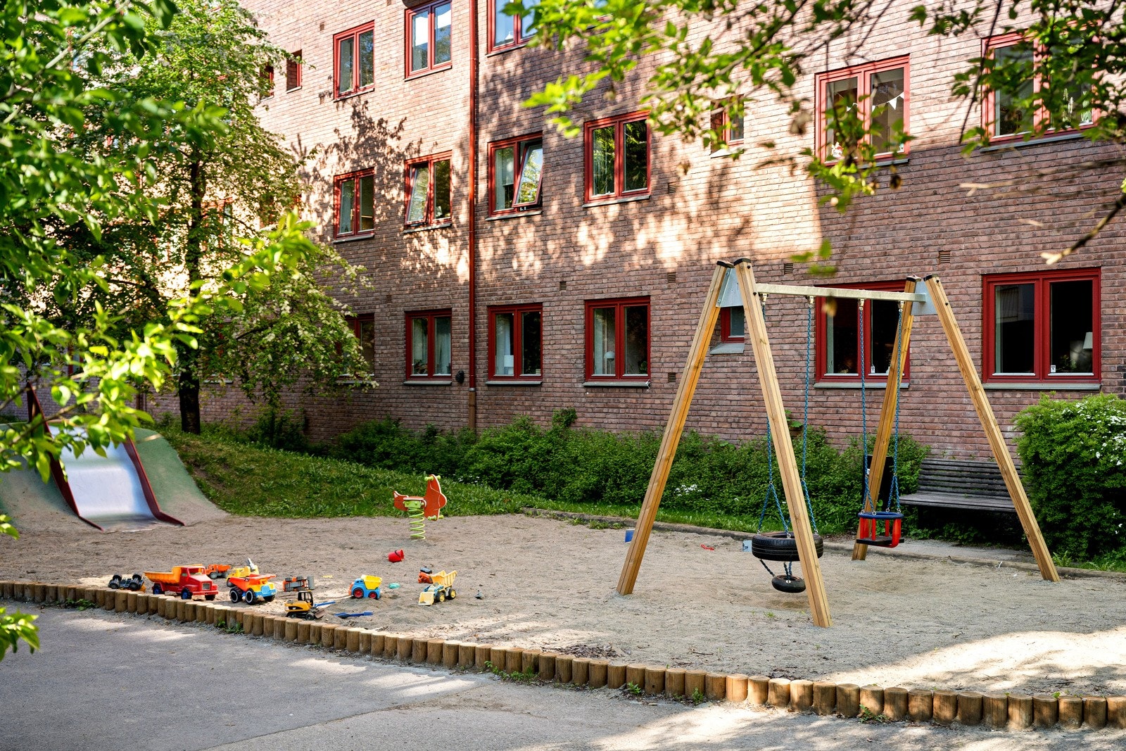 Bøkkerløkka Borettslag består av 80 andelsleiligheter og har en hyggelig bakgård med lekeplass for de minste. Galleribilde
