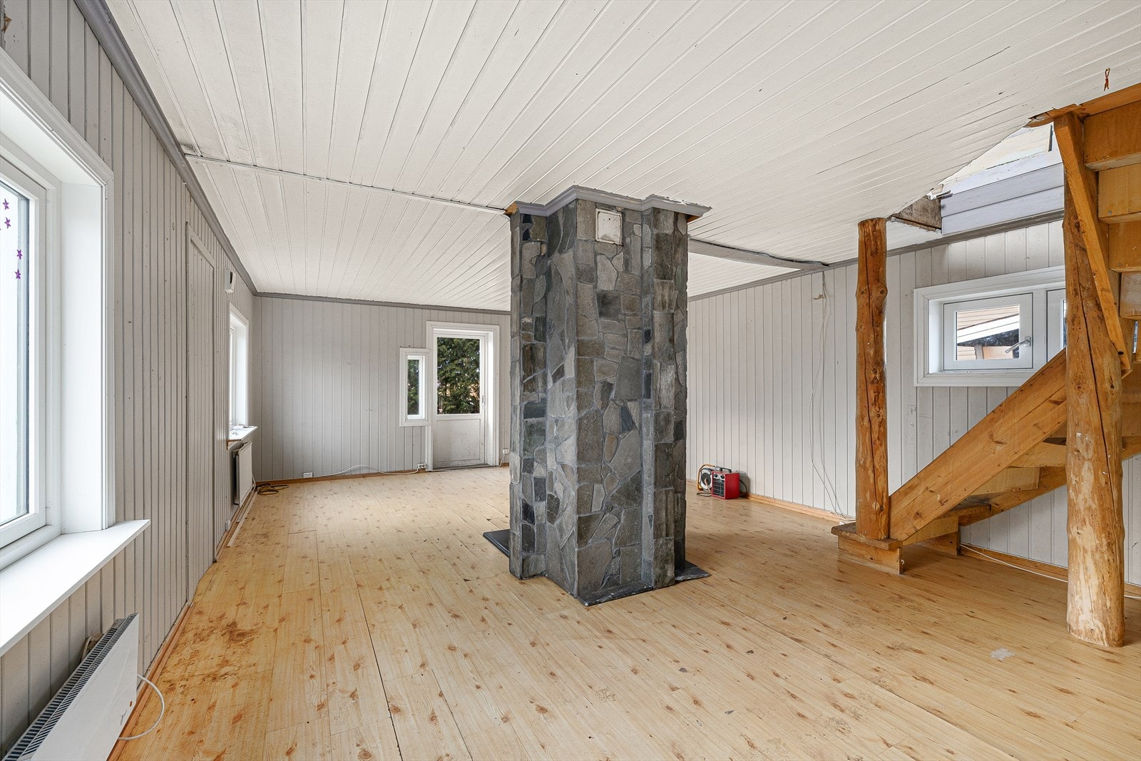Stuen har god plass til flere brukssoner - uten at det oppleves rotete. Galleribilde