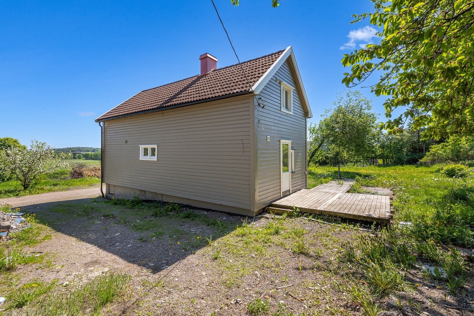 Utenfor stuen har huset en enkel terrasse med gode solforhold. Galleribilde