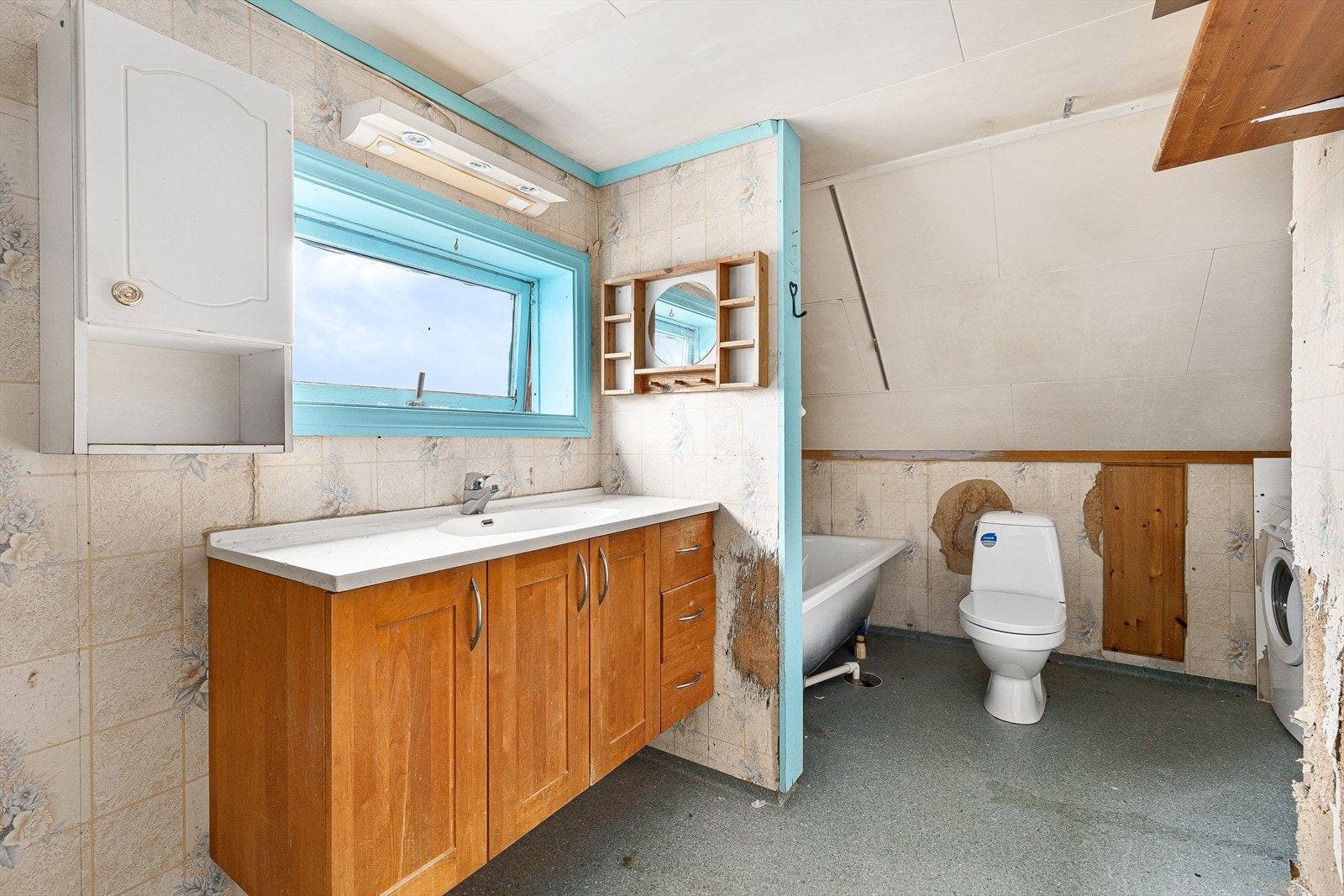 Badet er lokalisert i andre etasje, innredet med badekar og opplegg for vaskemaskin. Galleribilde