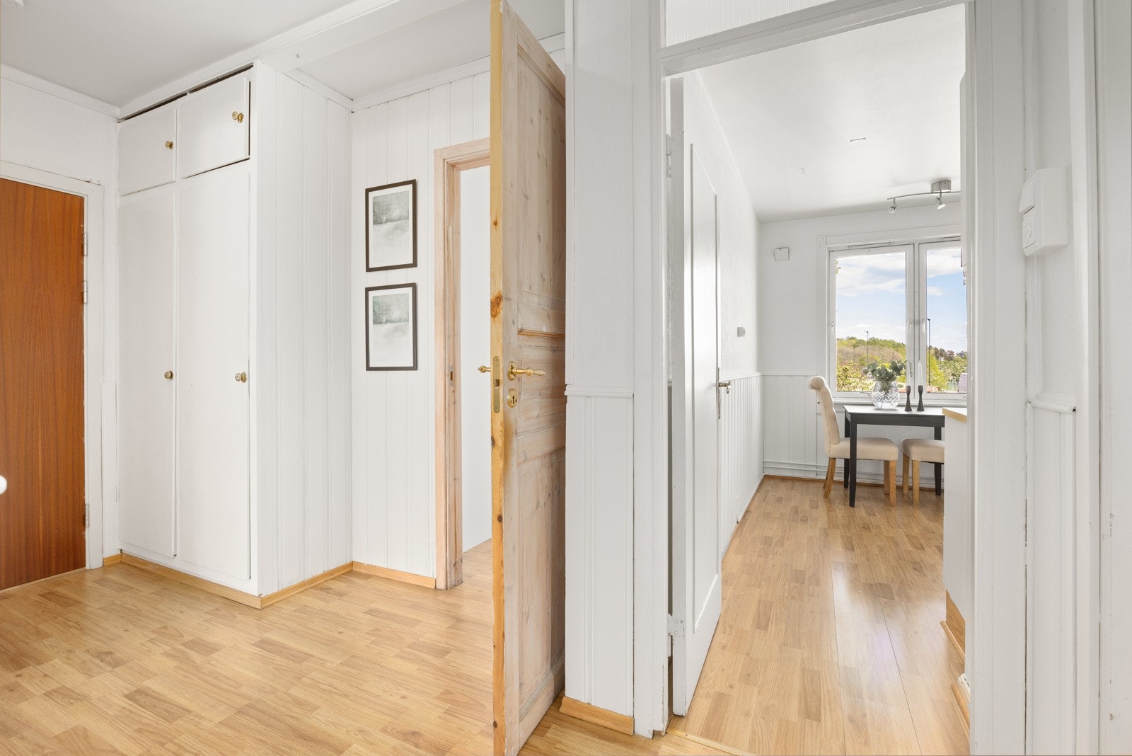 Leiligheten har en ypperlig plassering på enden som gir lyse rom og vindusflater på tre sider. Galleribilde