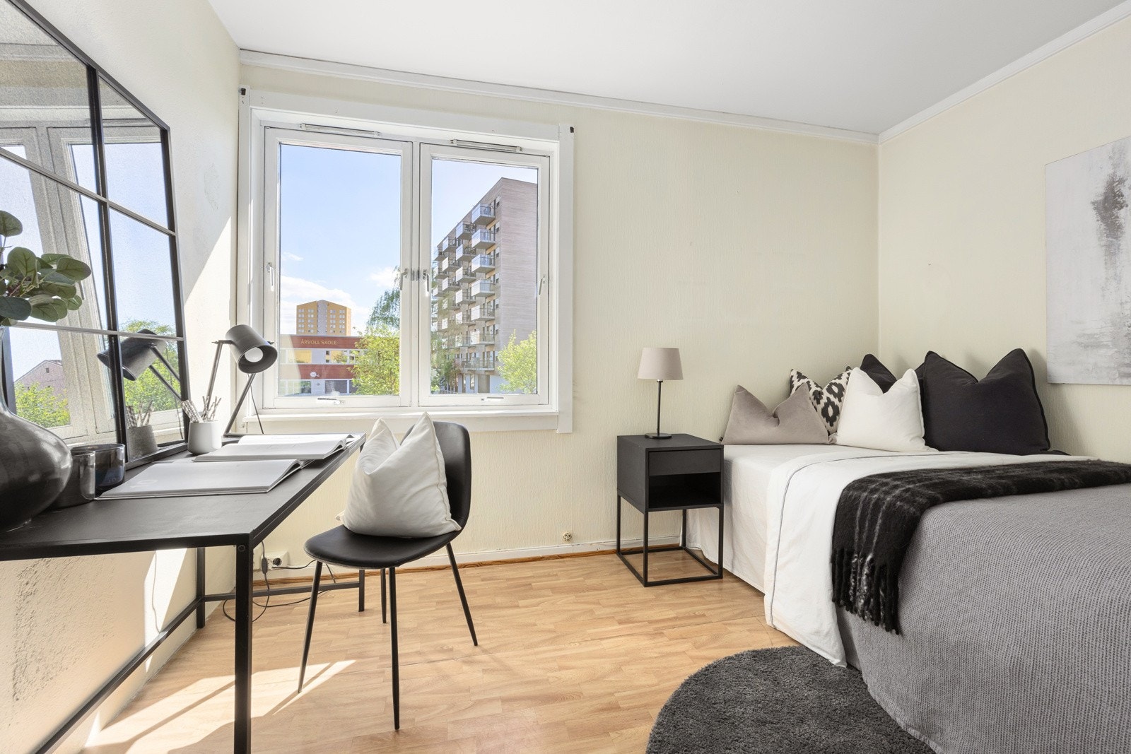 Det andre soverommet har vinduer vendt mot syd, med utsyn rett til skolegården. Galleribilde