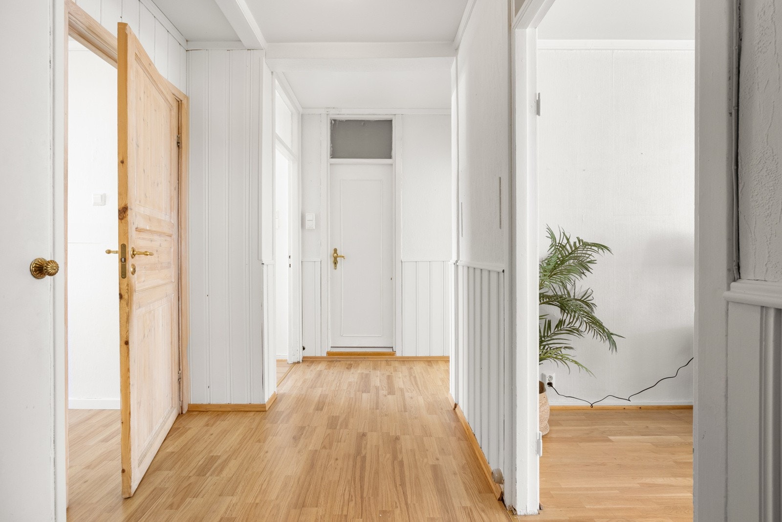 Fra entreen er det adkomst til samtlige rom i leiligheten. Galleribilde