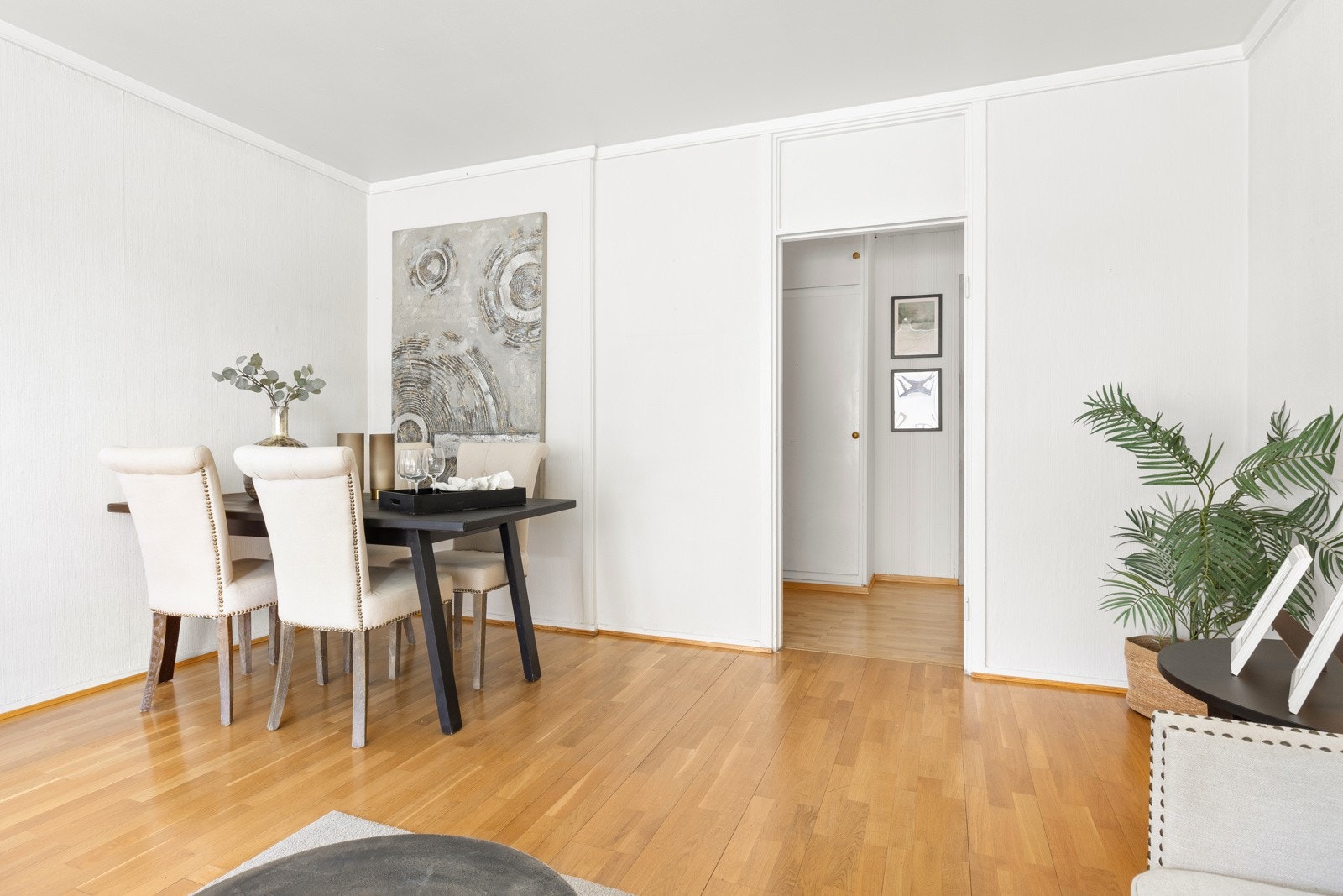 Stuen har god plass til et stort spisebord. Det er også plass til frokostbord på kjøkkenet. Galleribilde