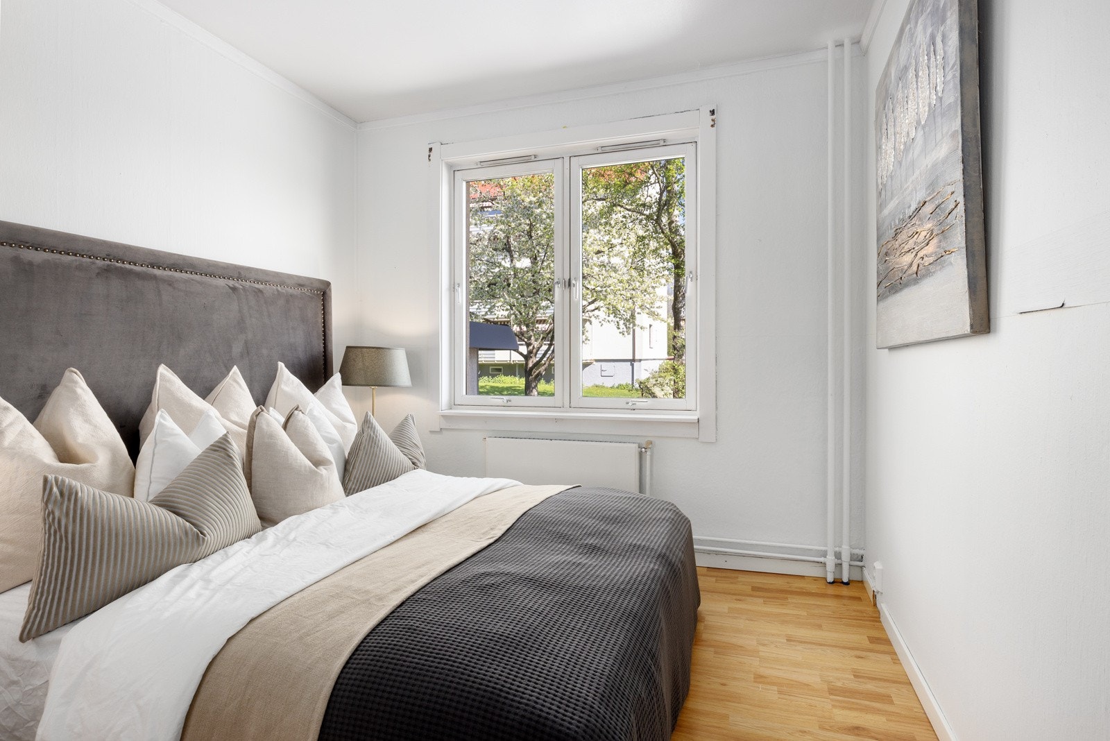 Leiligheten har to lyse og gode soverom med fin plass til både dobbeltseng og garderober. Galleribilde