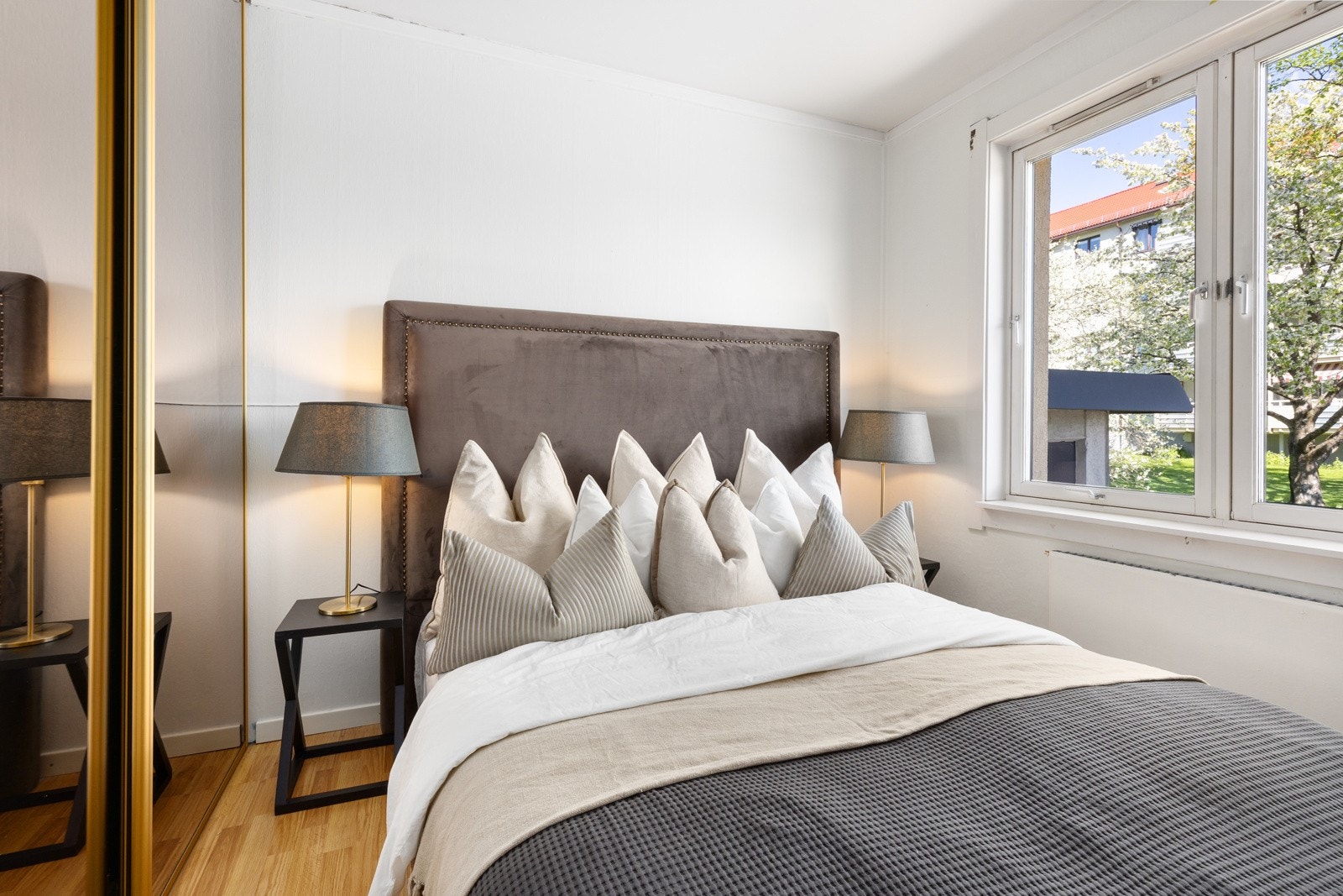 Det ene soverommet vender mot øst og er innredet med en stor skyvedørsgarderobe. Galleribilde