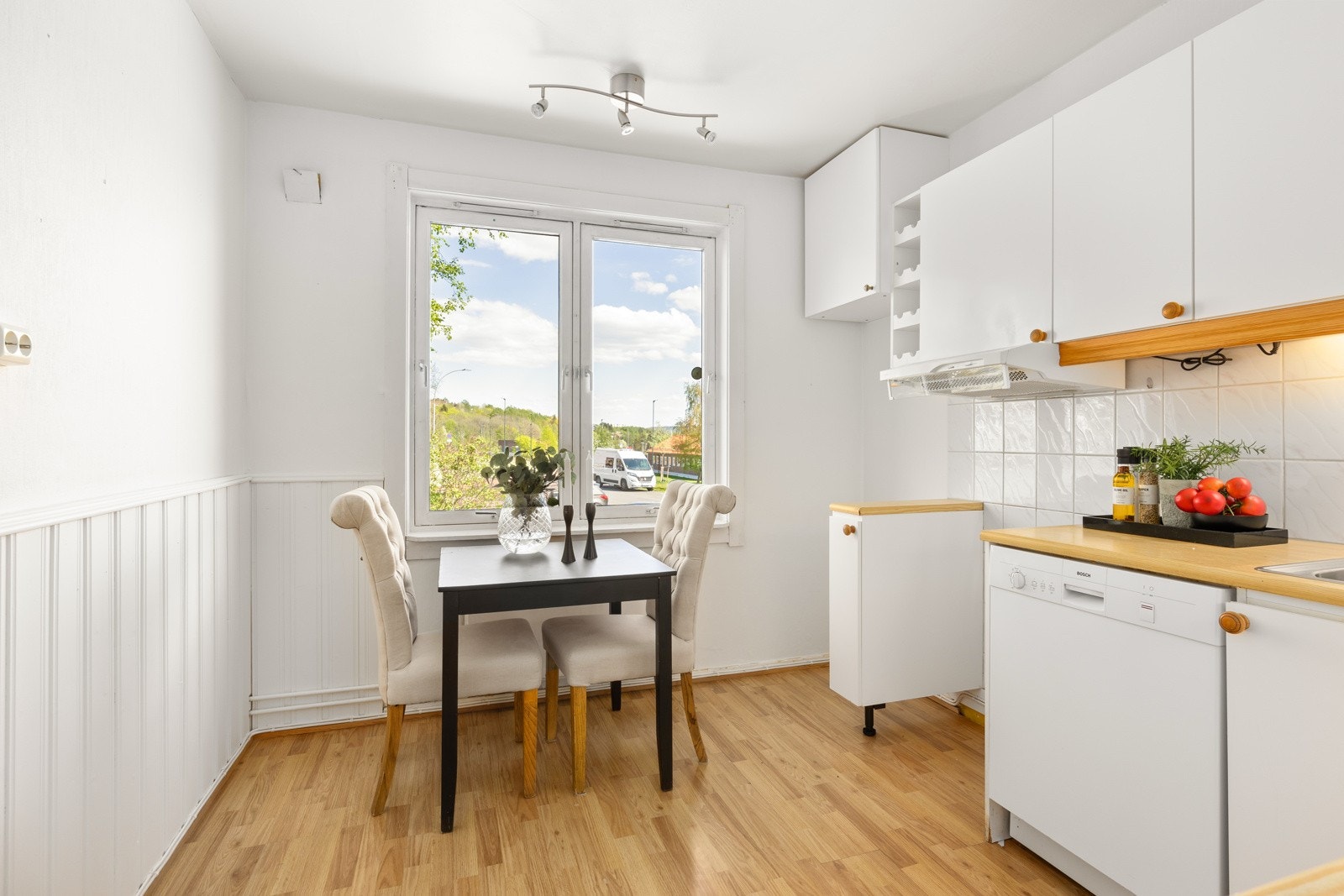 Kjøkkenet ligger i eget rom og har god plass til frokostbord ved østvendt vindu. Galleribilde