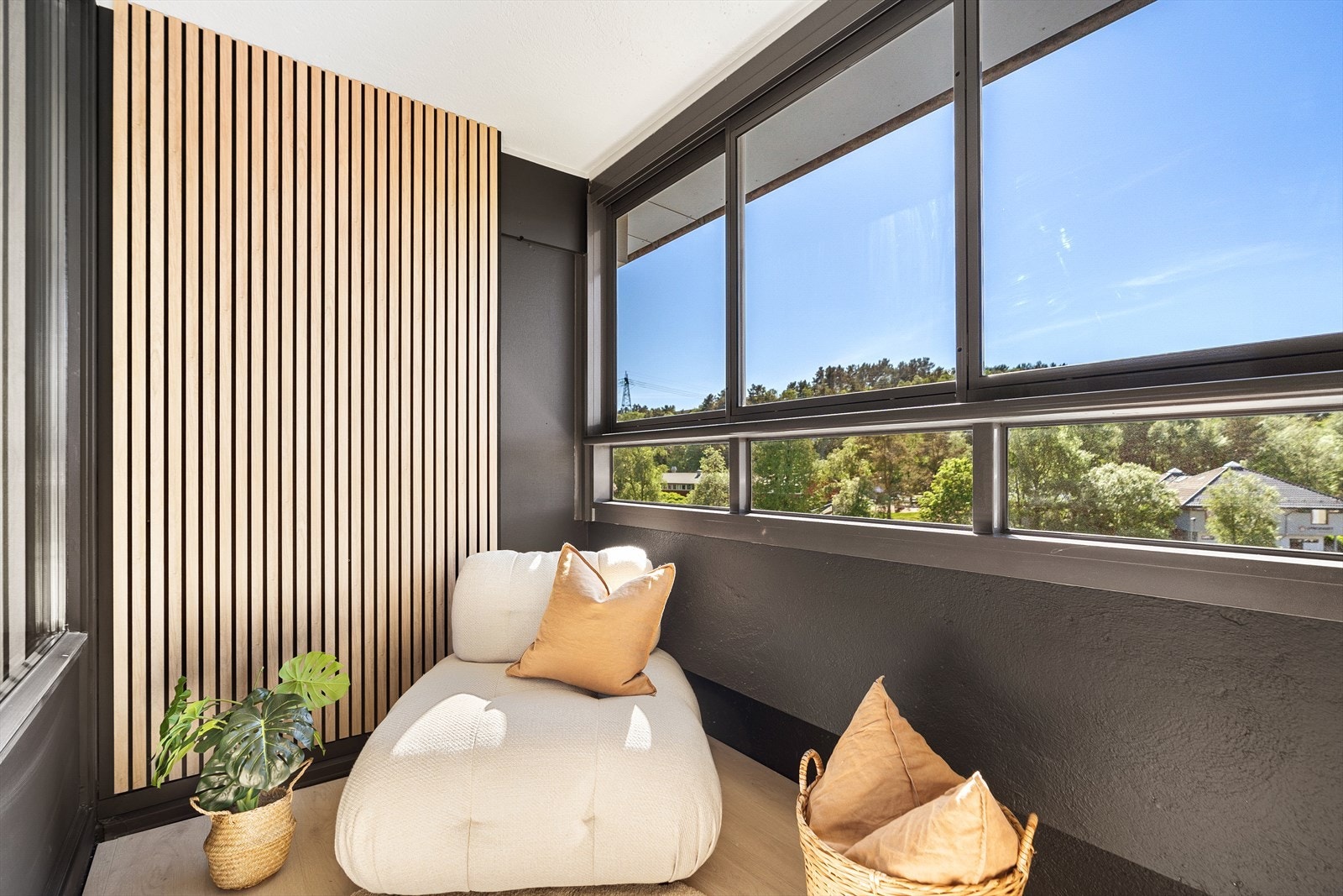 Innglasset balkon på 6m². Oppgradert med spiler og laminat på gulv i 2024. Galleribilde