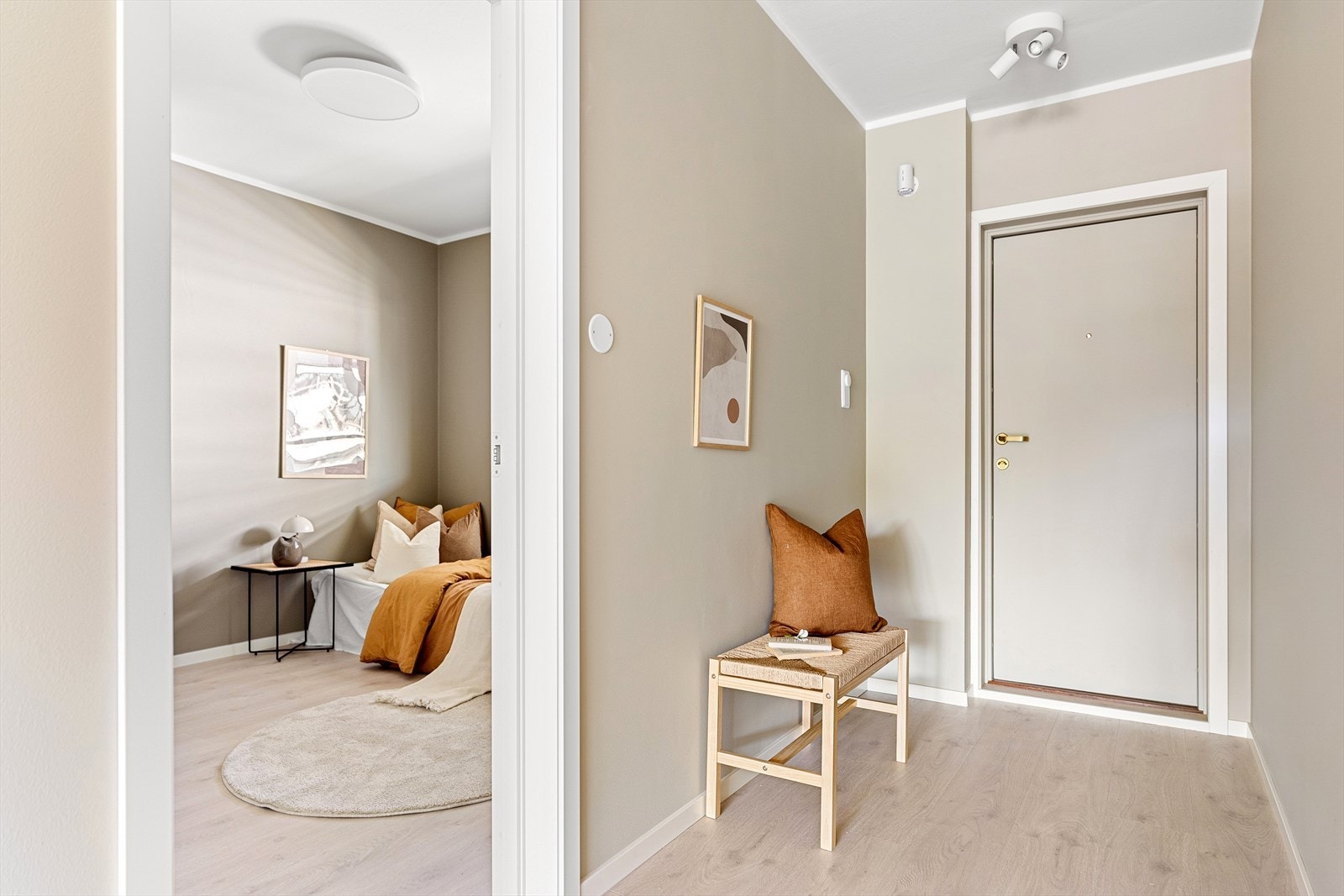Velkommen inn. God plass i inngangspartiet til å henge fra seg yttertøy og sko. Galleribilde