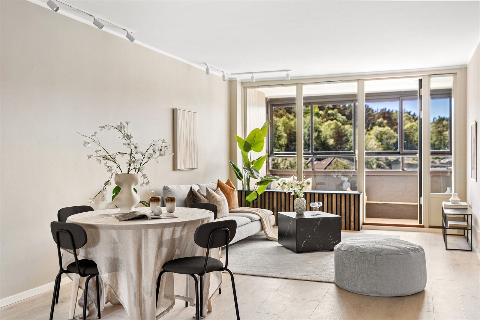Store vinduer sikrer godt med lysinnslipp. Rommet er målt til 35m². Galleribilde