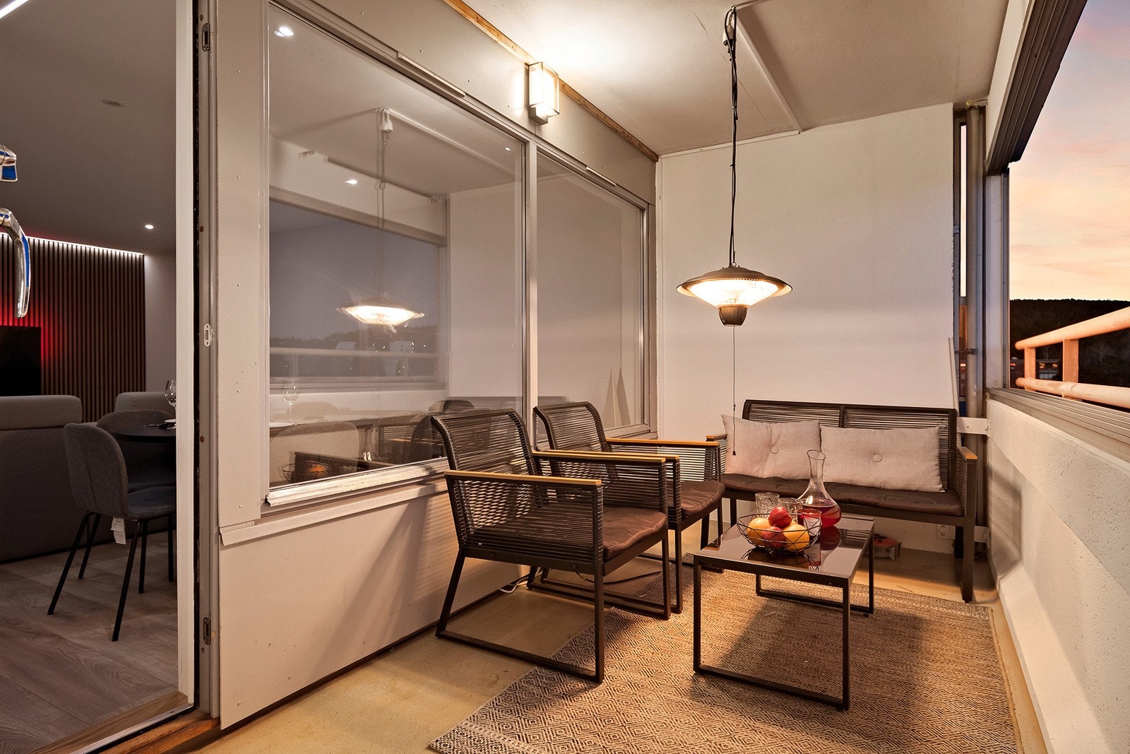 Fra stuen er det utgang til stor sydvestvendt balkong på 11 m² Galleribilde
