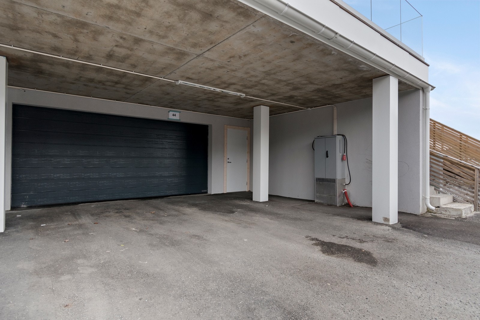 Det medfølger både garasjeplass og carport. Ekstra lagring i utvendige boder på ca. 6,8 og 6,9 kvm Galleribilde