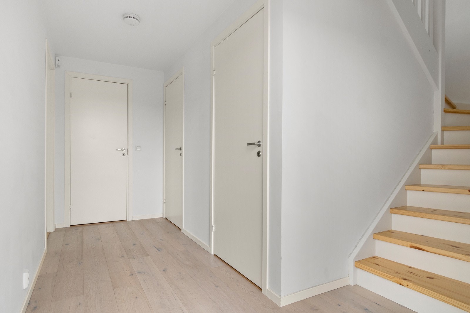 1.etasje består av 2 soverom, bad og bod på ca. 4 kvm under trappen Galleribilde