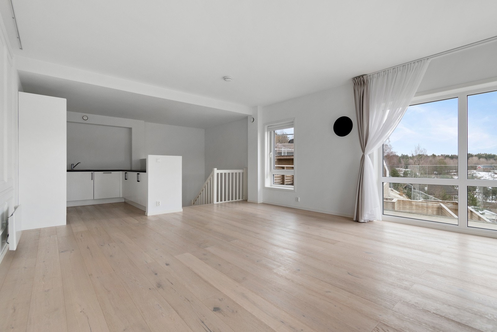 Boligen ligger høyt og fritt i terrenget og har en effektiv og god planløsning Galleribilde