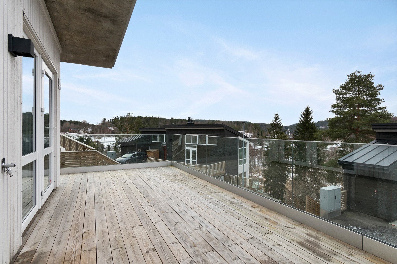 Balkongen har flott utsikt over nærområdet Galleribilde