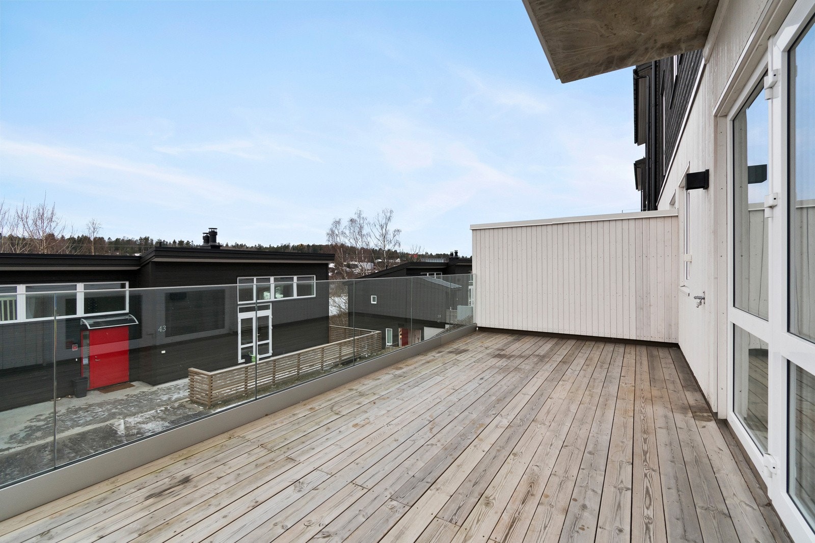 Skjermet og solrik balkong på ca. 10 kvm med utgang fra stuen Galleribilde