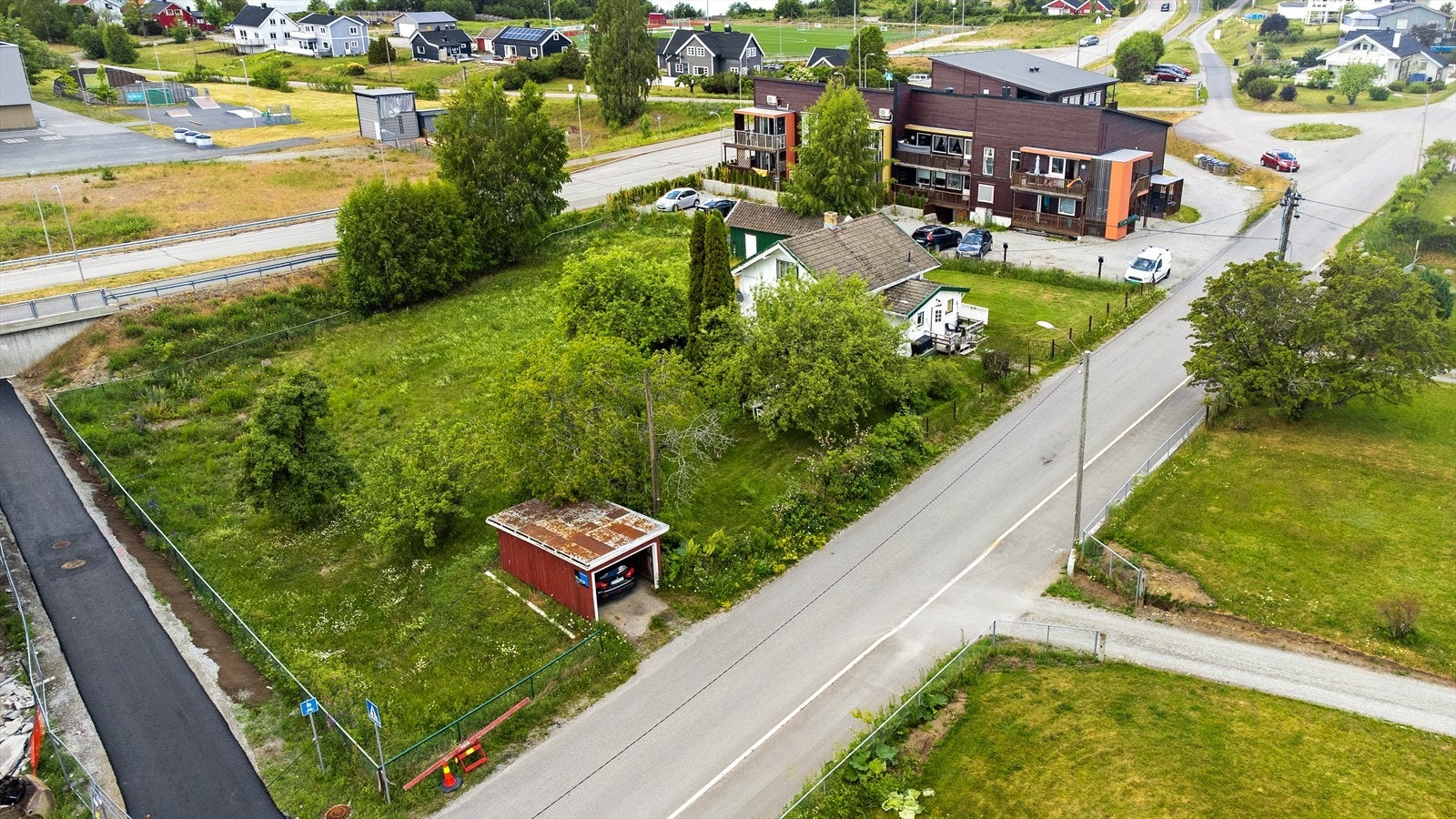 Boligen holder eldre standard og har behov for oppgradering. Arealet er målt til BTA 145 kvm. Galleribilde