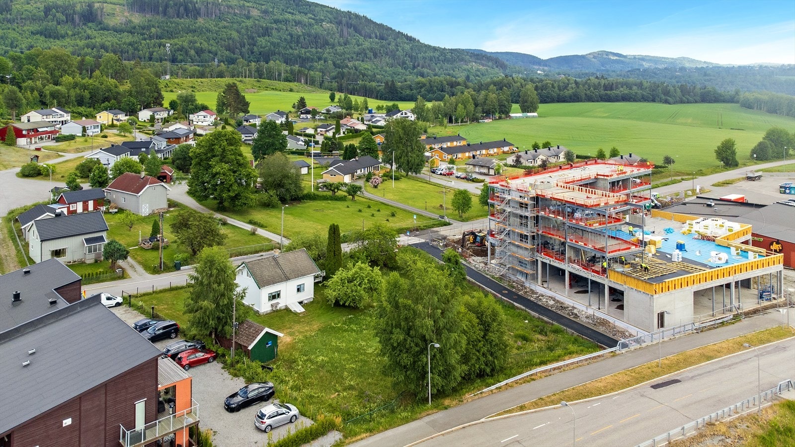 Fra boligen er det kort gangavstand til KIWI dagligvare med post, Langset skole, Minnesundhallen og idrettspark. Galleribilde