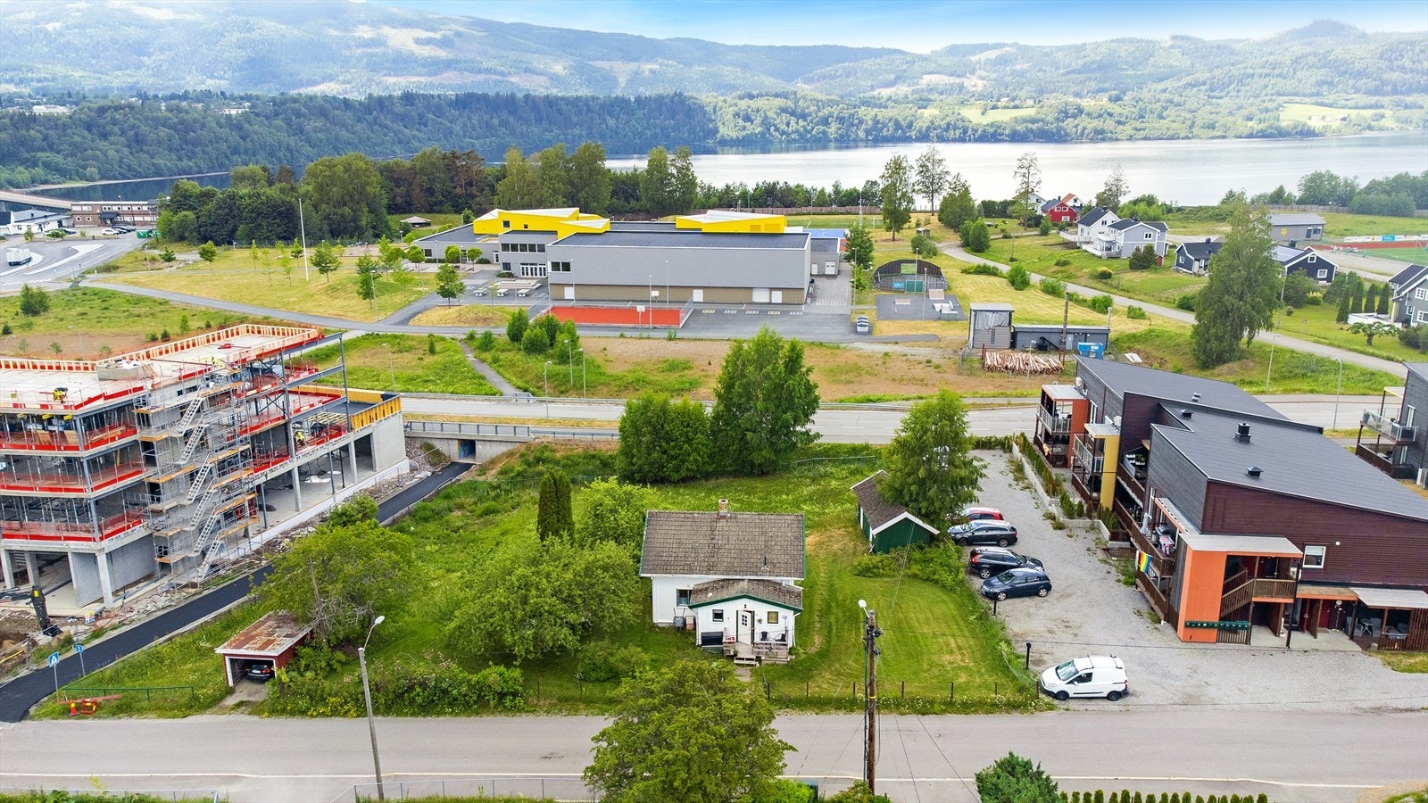 I tillegg til bolighuset rommer eiendommen en garasje på BTA 15 kvm og et uthus på BTA 28 kvm. Galleribilde