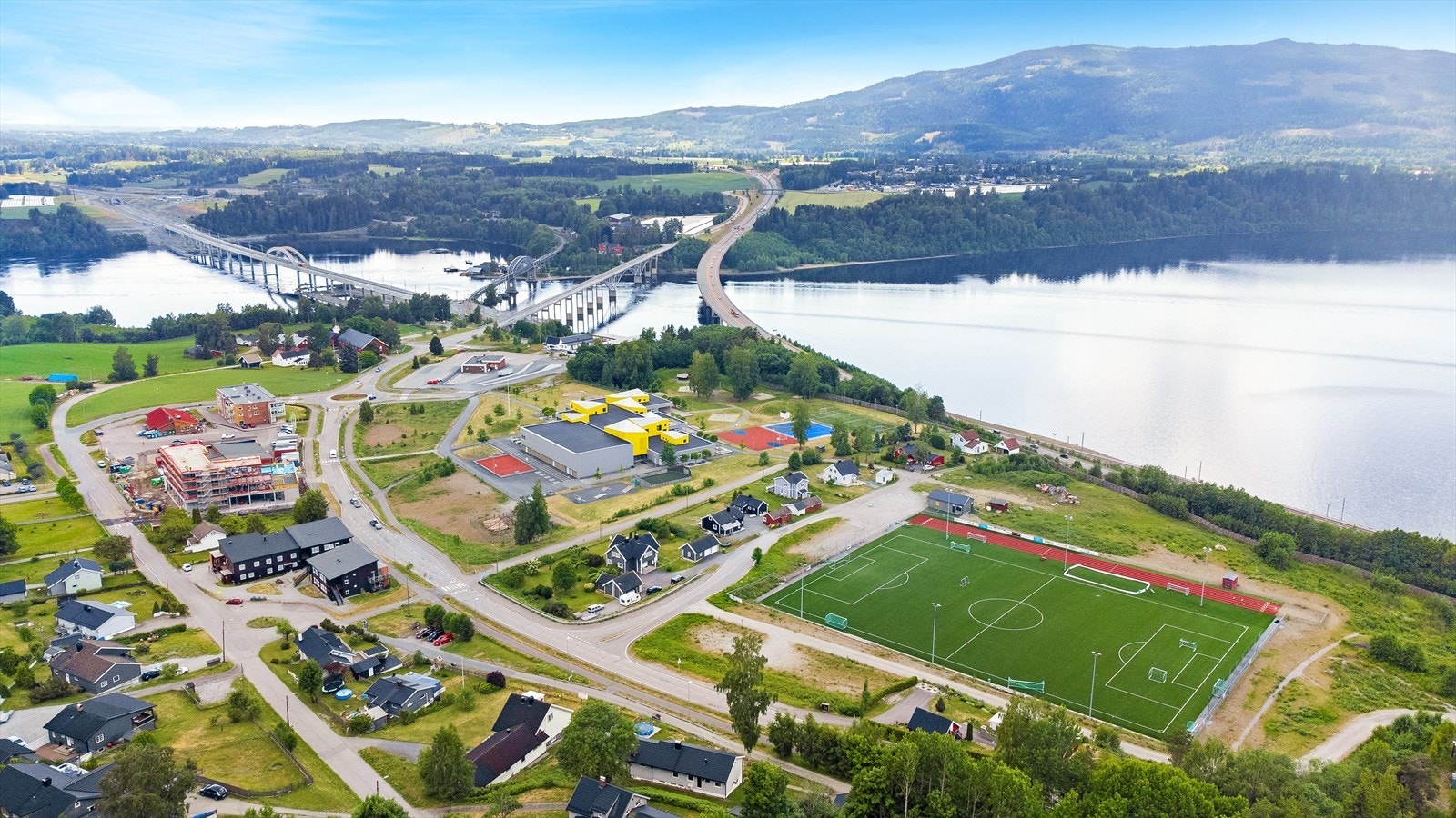 Det er ca. 11 km til Eidsvoll sentrum, men god togforbindelse til Oslo og Gardermoen. Galleribilde