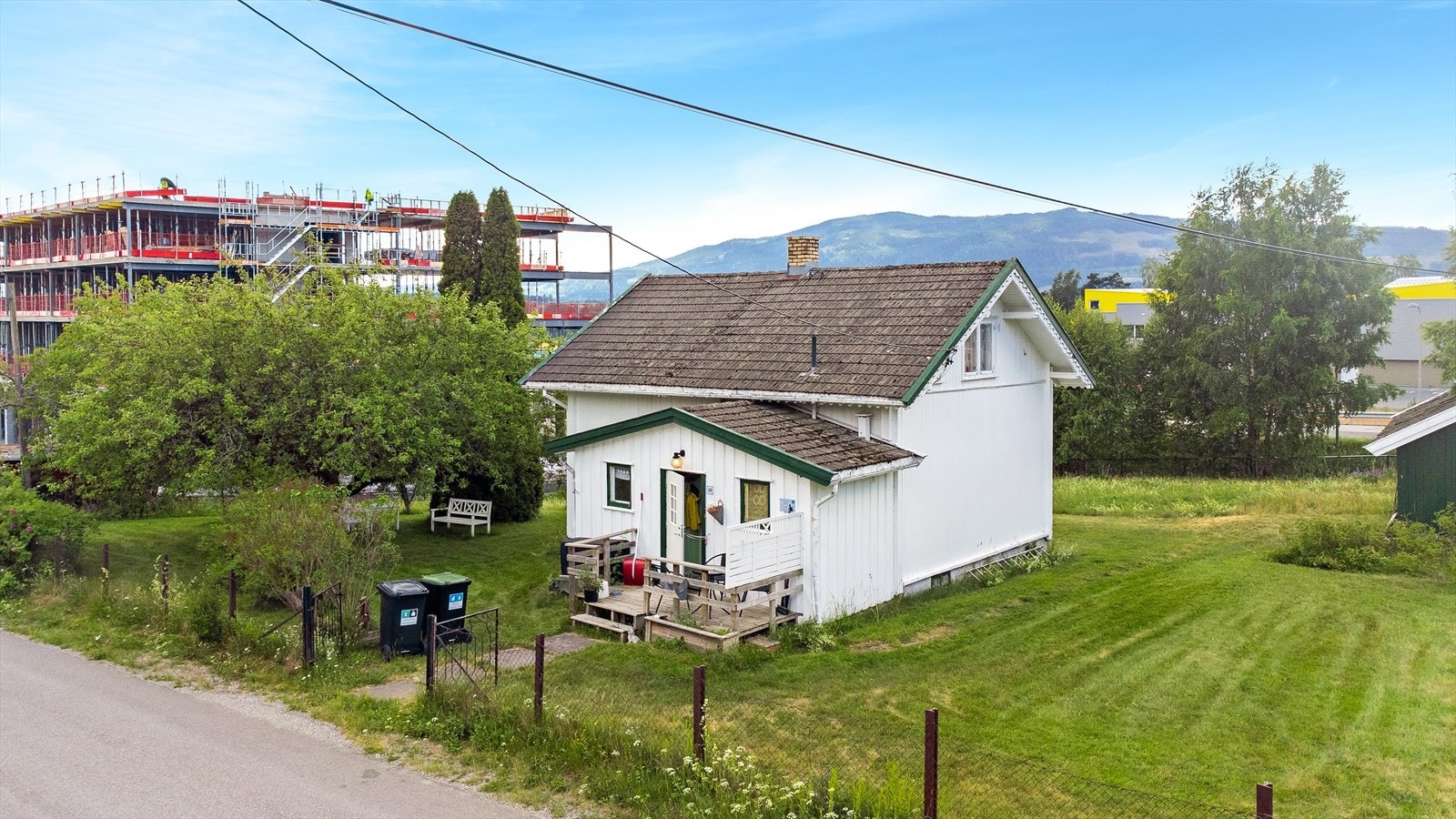 På eiendommen står det i dag står eldre enebolig med oppgraderingsbehov. Galleribilde