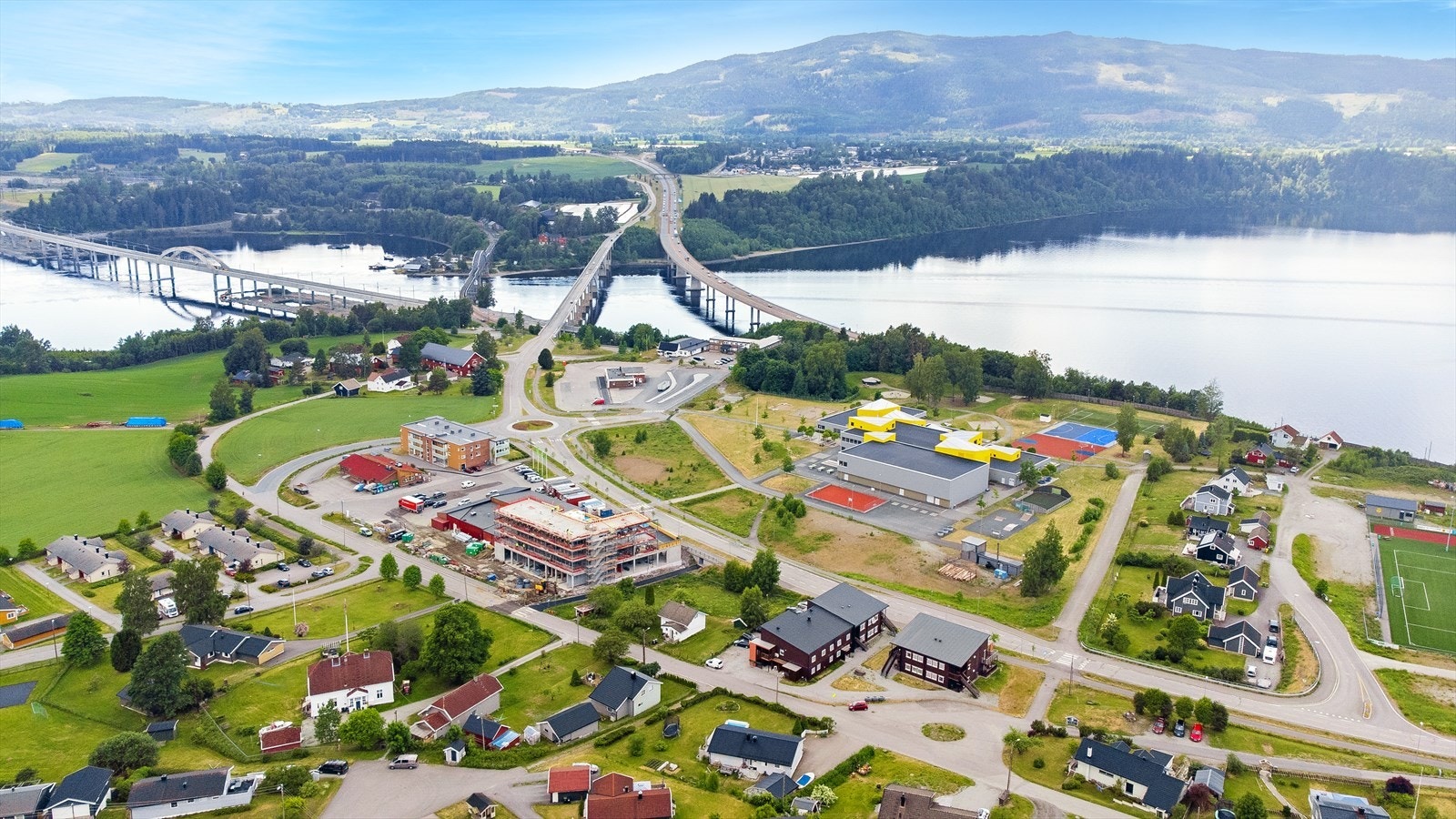 Det er også svært kort vei til bussholdeplass, samt avkjøringen til E6. Galleribilde