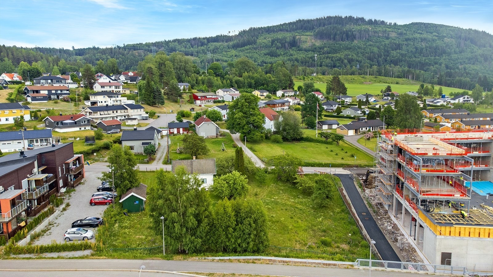 Videre byr eiendommen på et totalt tomteareal på 2 048 m², hvorav tomten er avsatt til bolig/forretning/kontor. Galleribilde