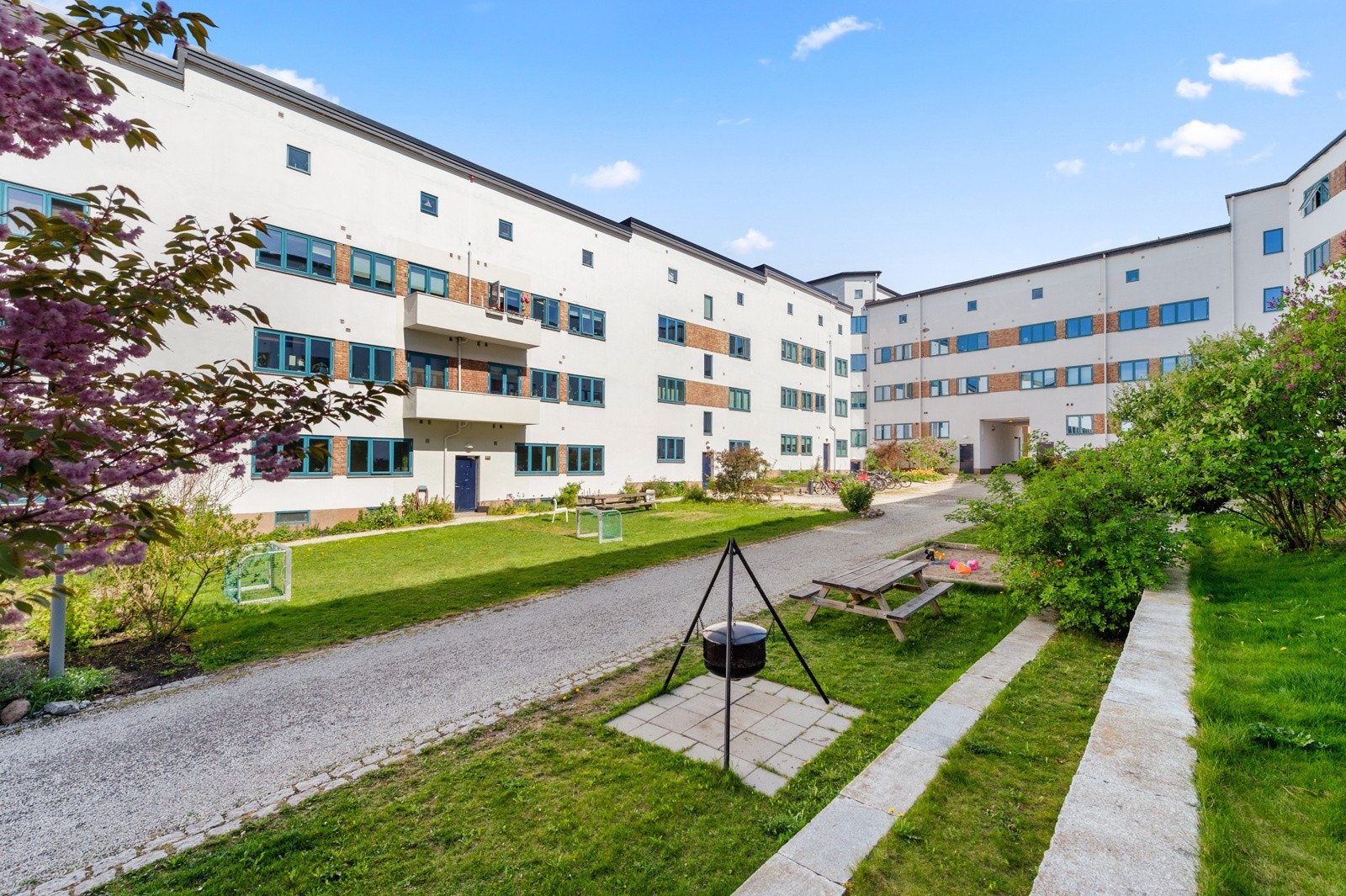 Svært pent opparbeidet indre gårdsrom. Borettslaget har egen hagegruppe. Galleribilde