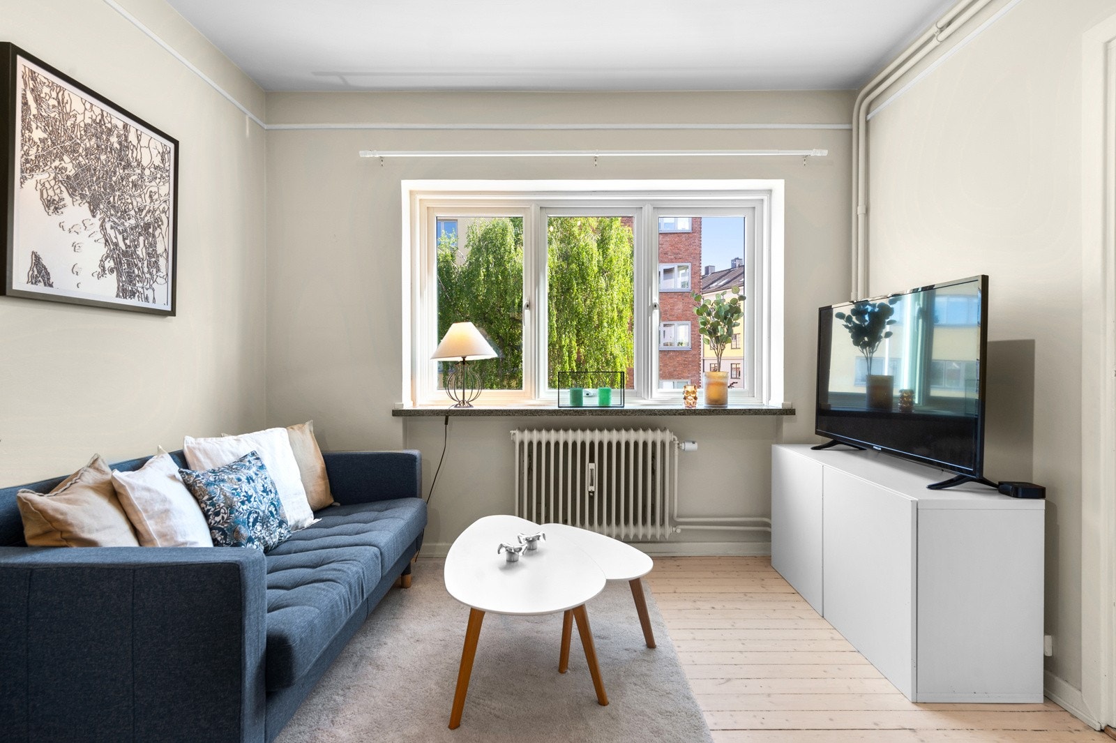 Lys og sjarmerende hjørneleilighet med store vindusflater som slipper inn rikelig med naturlig lys. Galleribilde