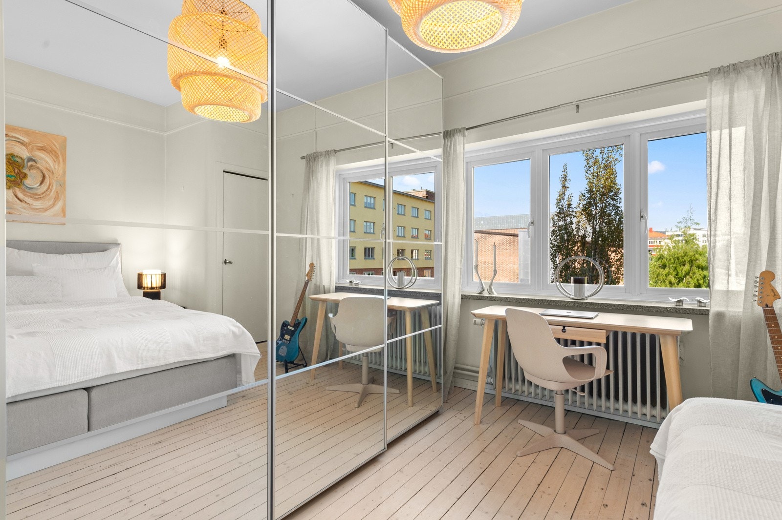 Boligen har gjennomgående originale tregulv og lysmalte flater. Galleribilde