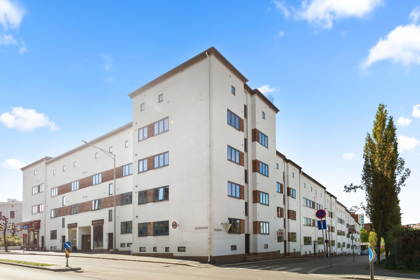 Boligen ligger i velkjente og populære Funkisgården på Torshov. Galleribilde