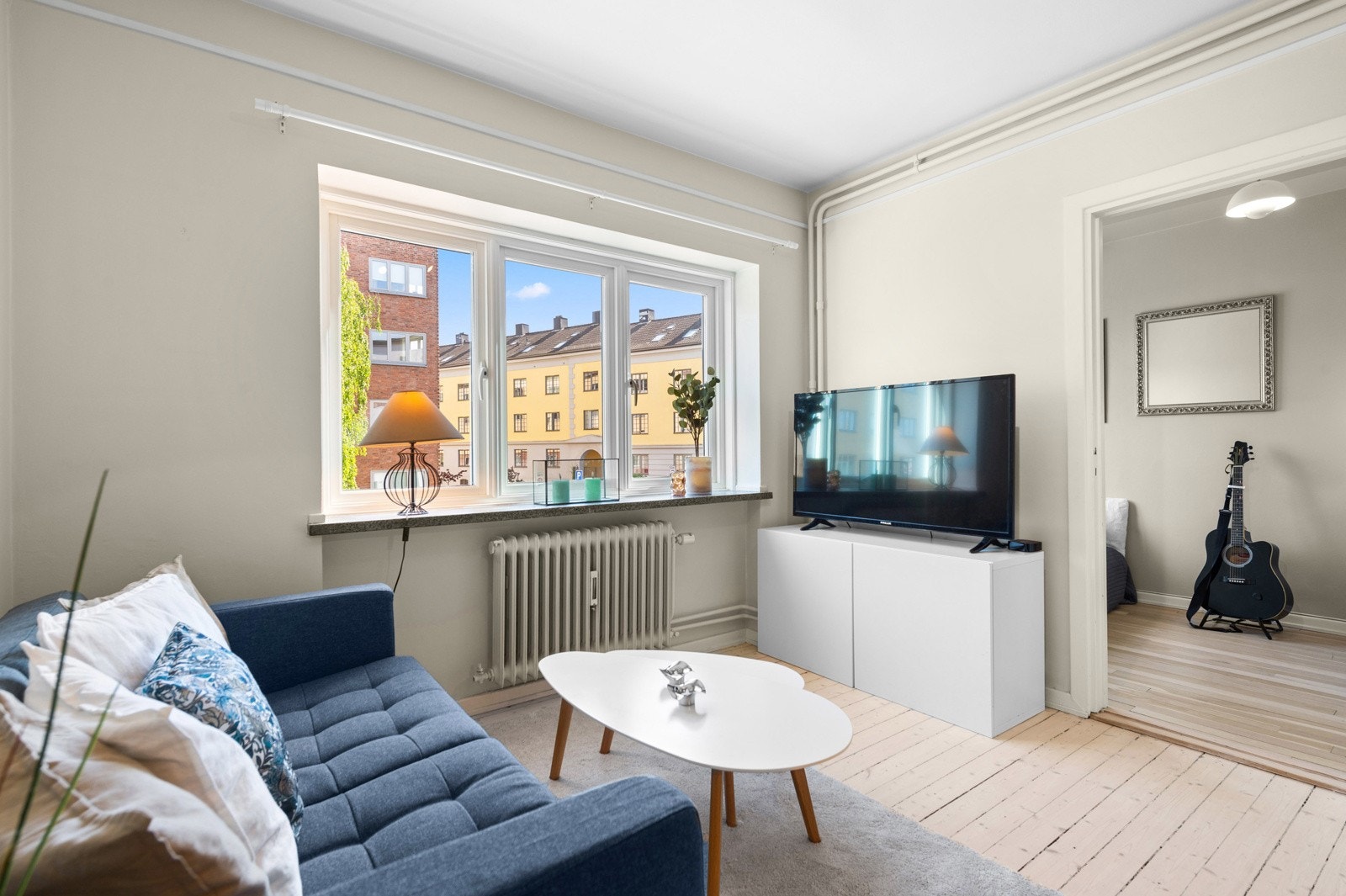 Leiligheten er oppvarmet med sentralvarmeanlegg med radiatorer og elektrisk gulvvarme på bad. Galleribilde