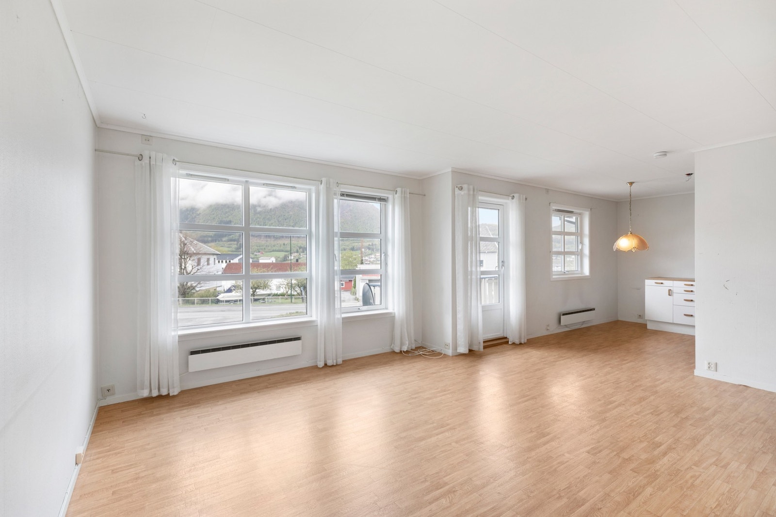 Stue med belegg på gulv og lysmalte vegger. Galleribilde