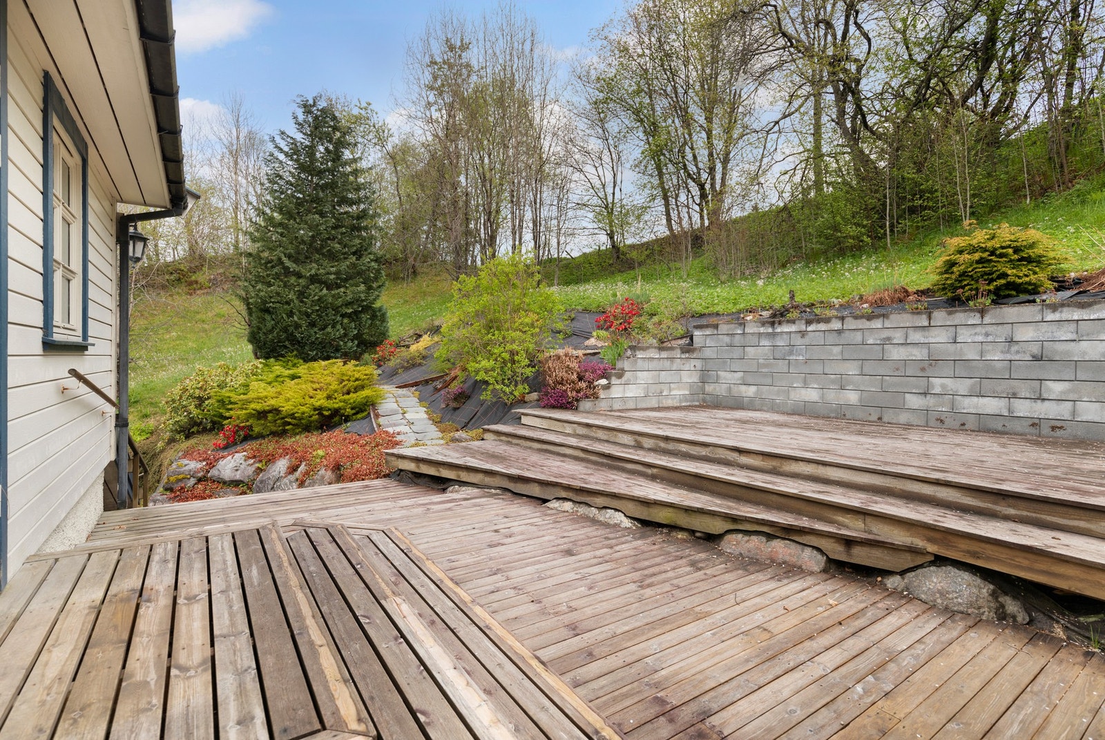 Stor terrasse på baksiden av boligen. Galleribilde